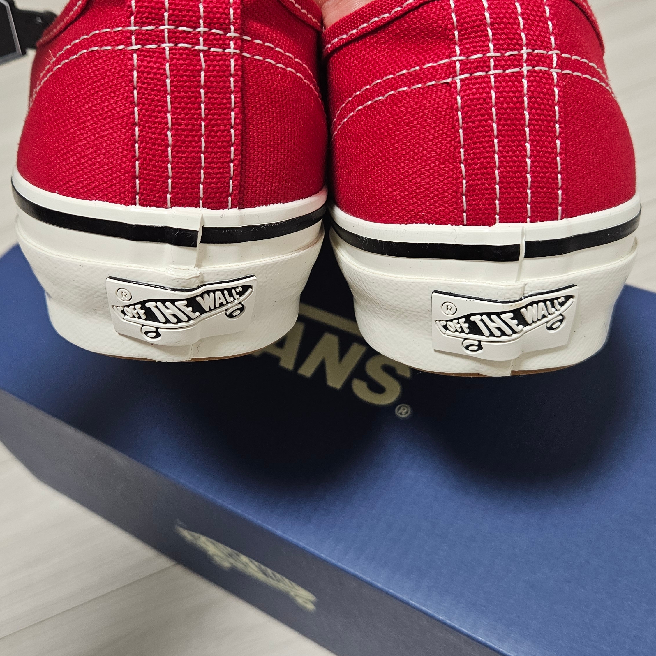 Vans Premium Authentic Reissue 44 LX Racing Red Marshmallow 착용 스타일 - 3