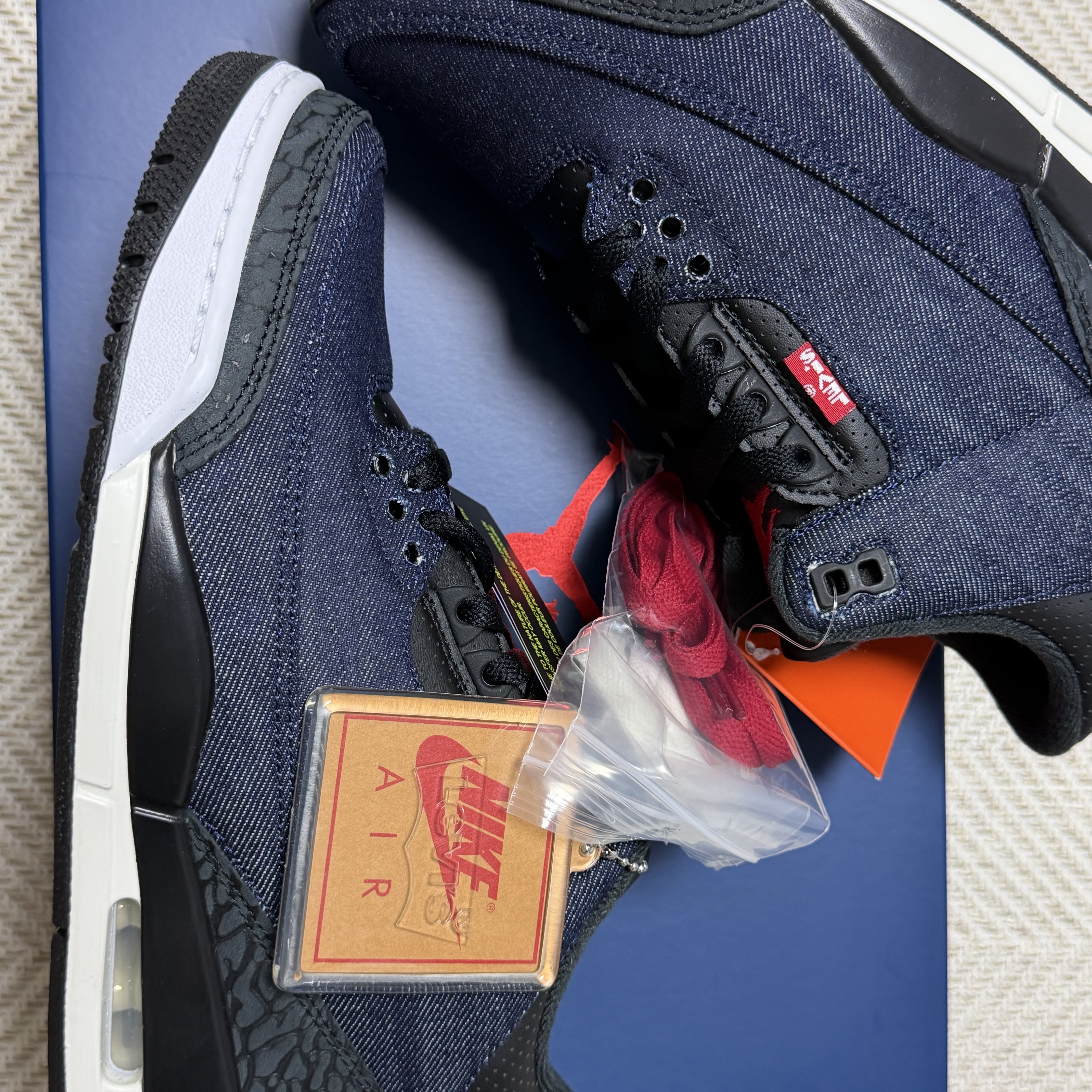 Jordan 3 x Levi’s Indigo and Gym Red 착용 스타일 - 1