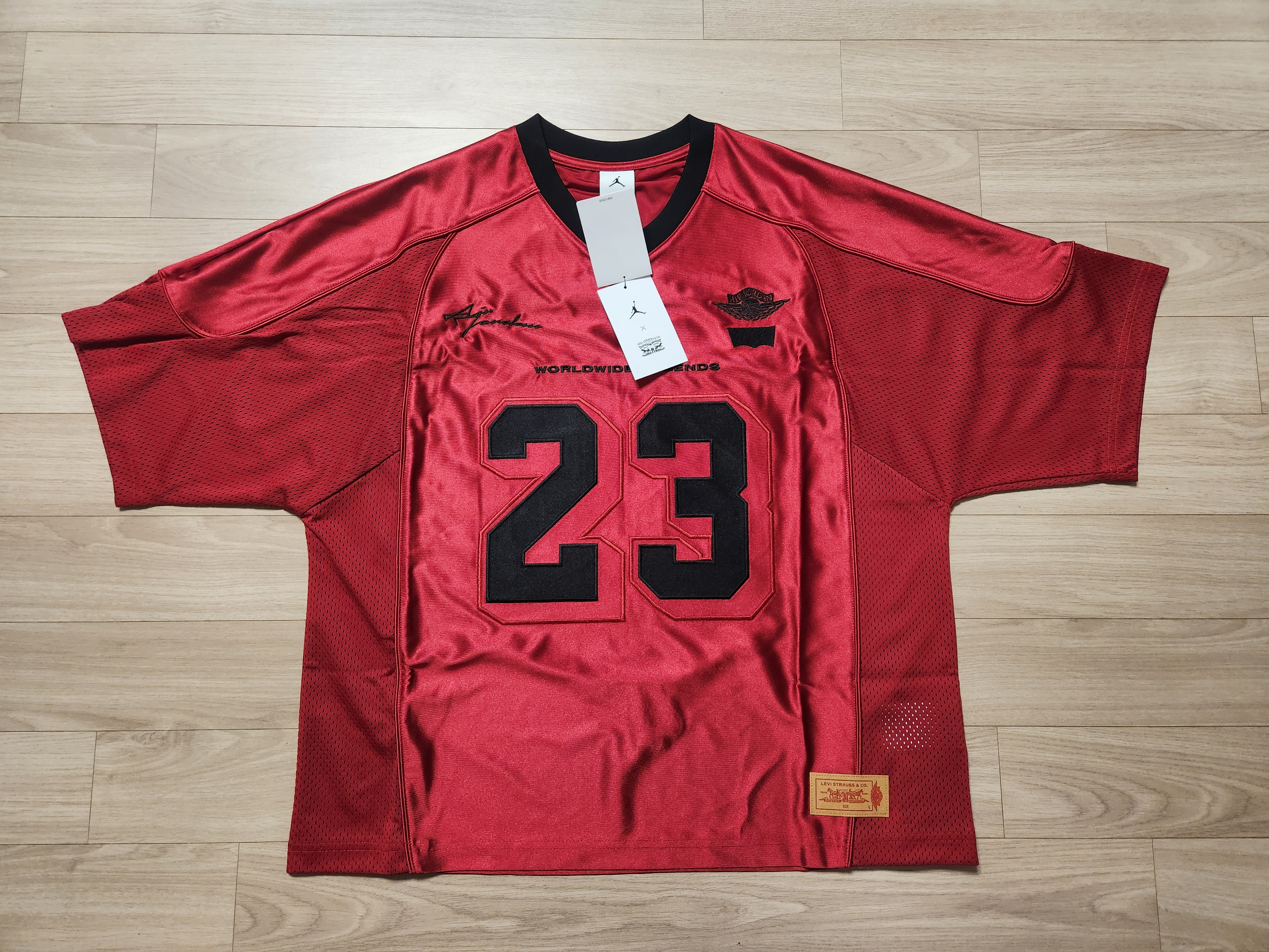Jordan x Levi's Red Jersey Gym Red (IM6732-657) 착용 스타일 - 1