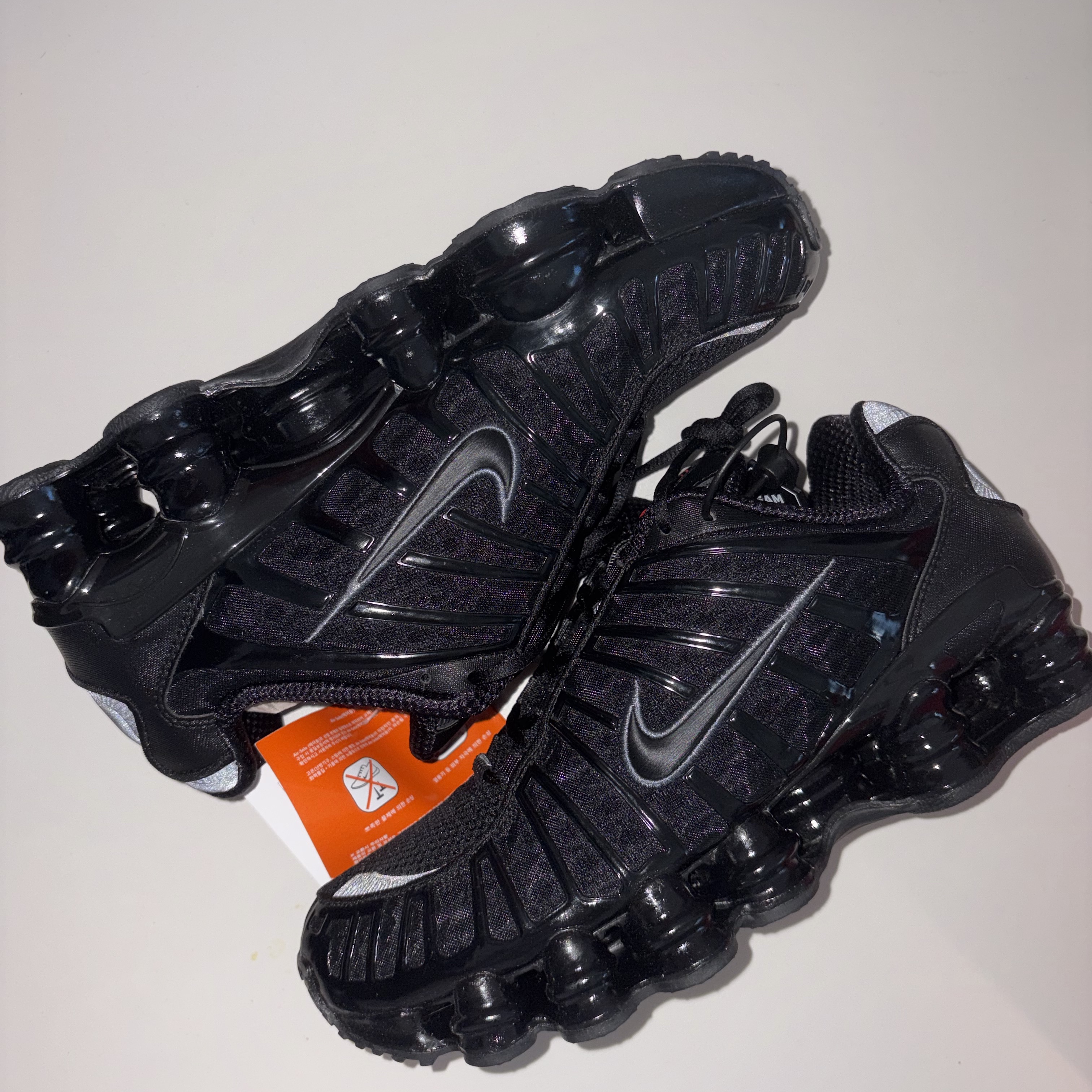 Nike Shox TL Black Metallic Hematite 착용 스타일 - 1