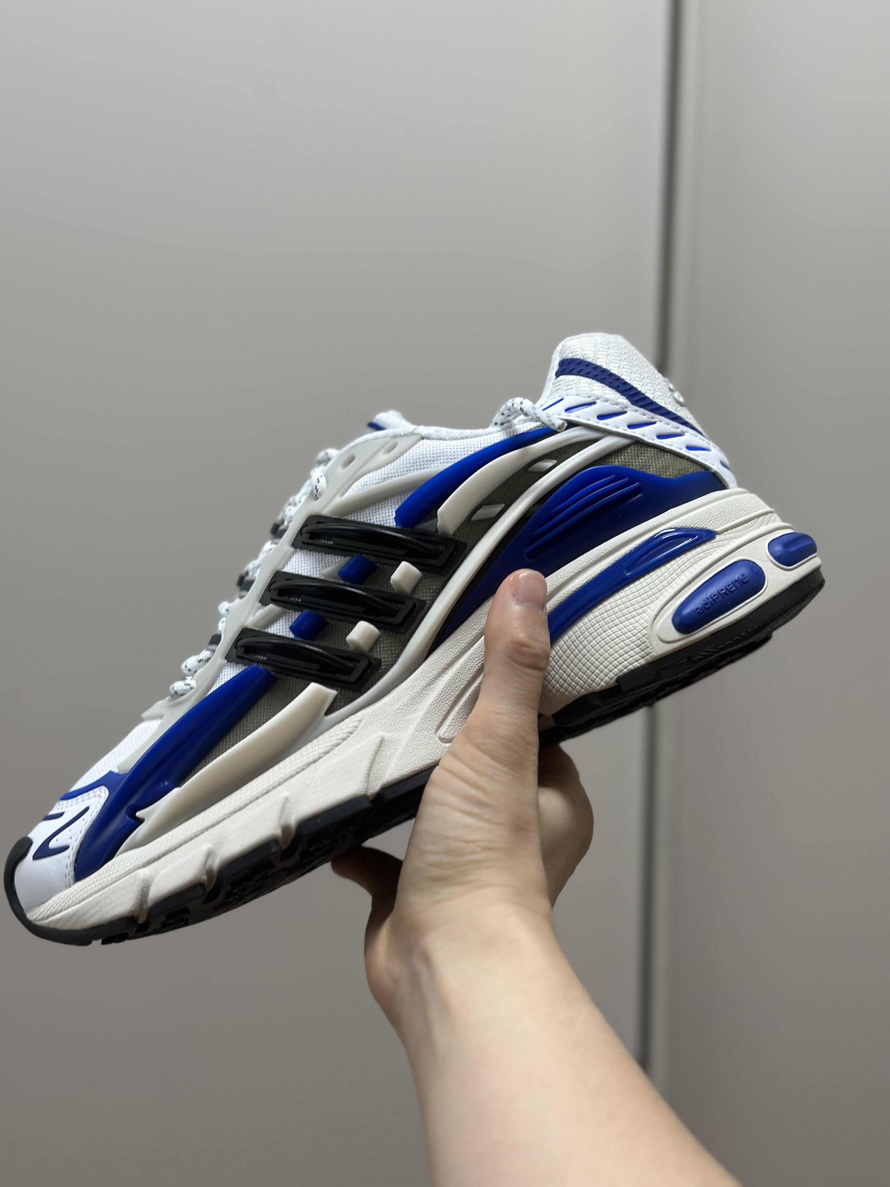 Adidas x Pharrell Williams Virginia Adistar Jellyfish Royal Blue Core Black 착용 스타일