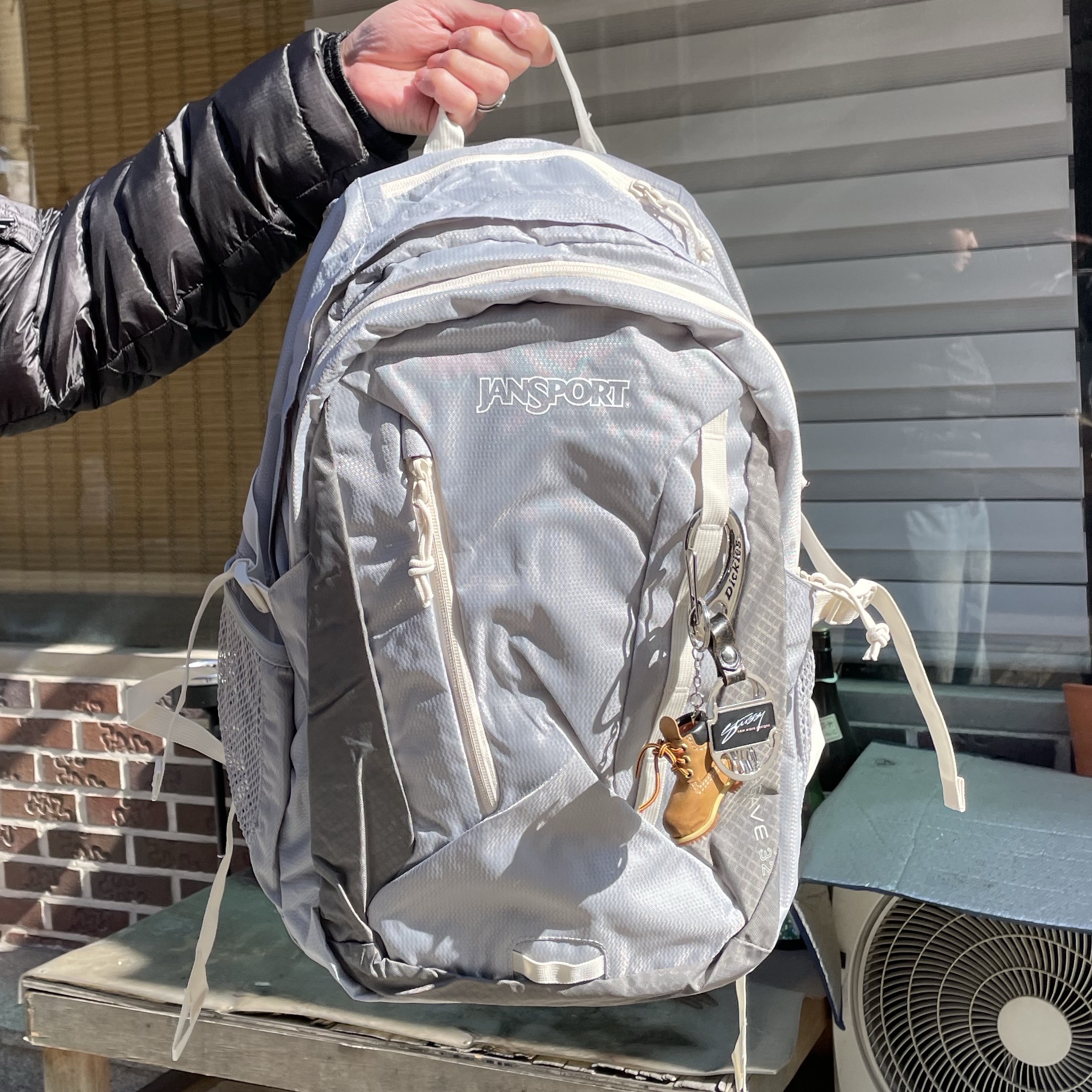 Jansport Agave Backpack Grounded Grey 착용 스타일 - 2