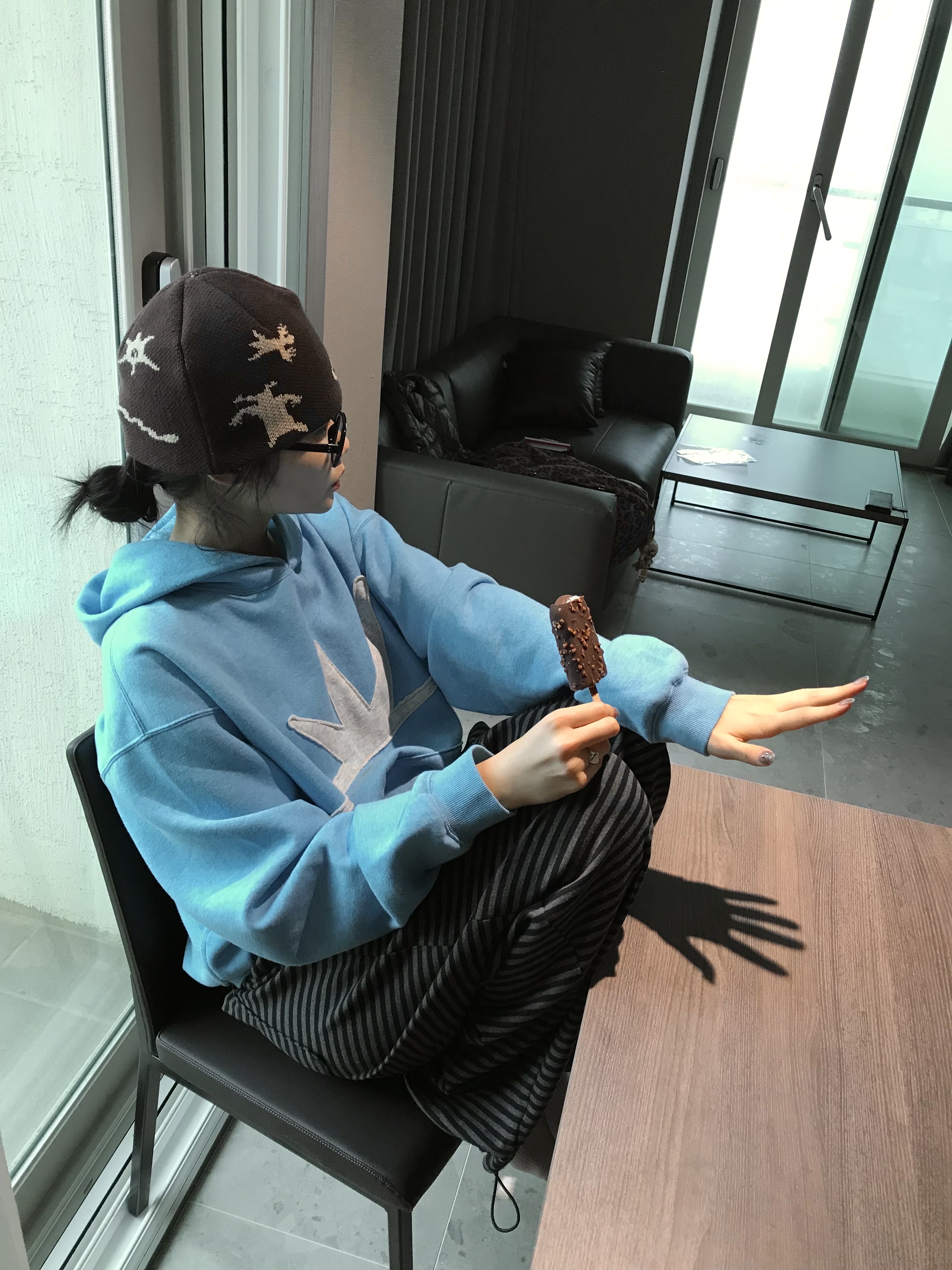 [더블적립] sunlovetour Daybreak Brushed Hoodie Heather Blue 착용 스타일 - 1