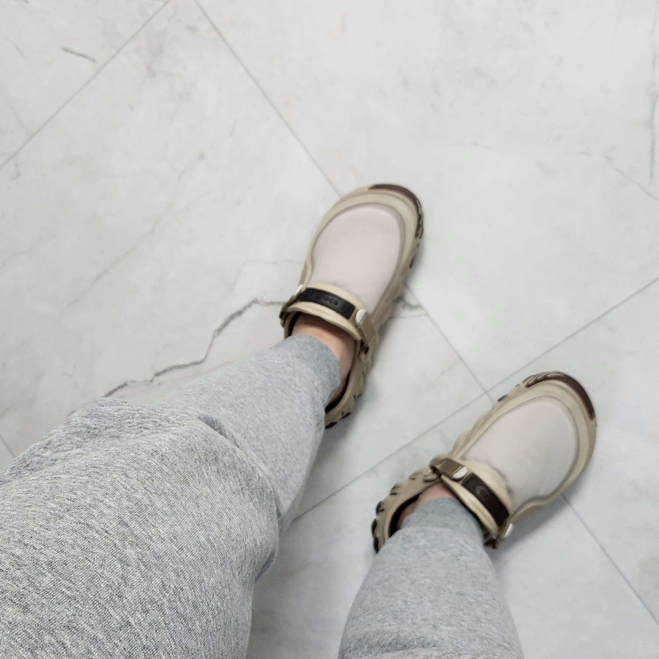 Crocs Echo RO Ripstop Clog Bark 착용 스타일 - 2