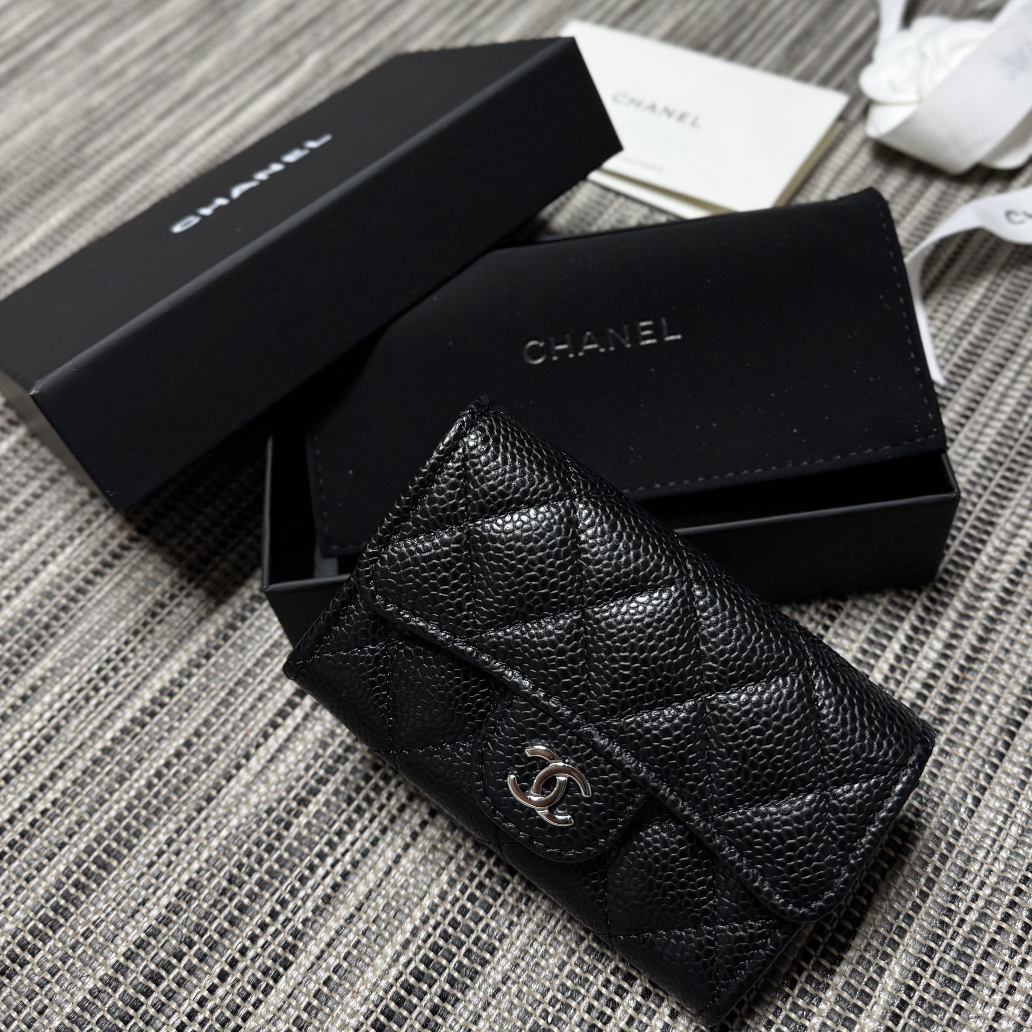 Chanel Classic Card Holder Grained Calfskin & Silver Black 착용 스타일 - 1