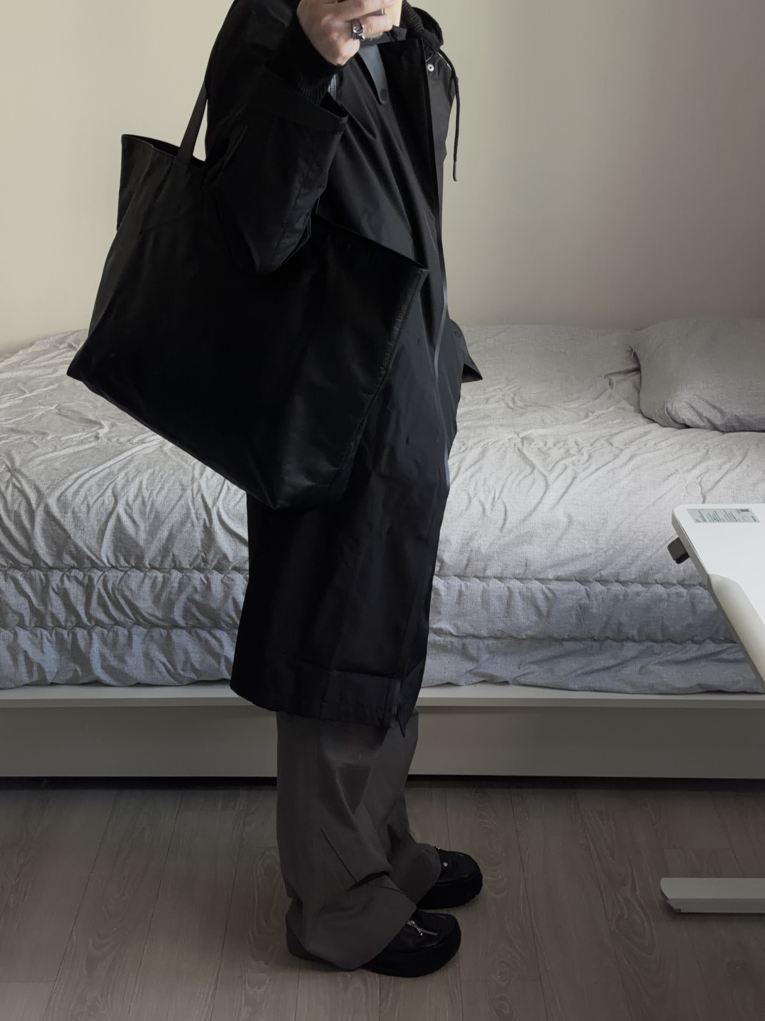Crocs x Beams Classic Clog Black Silver, Xlim EP.8 05 Trousers Deep Taupe 착용 스타일 - 1