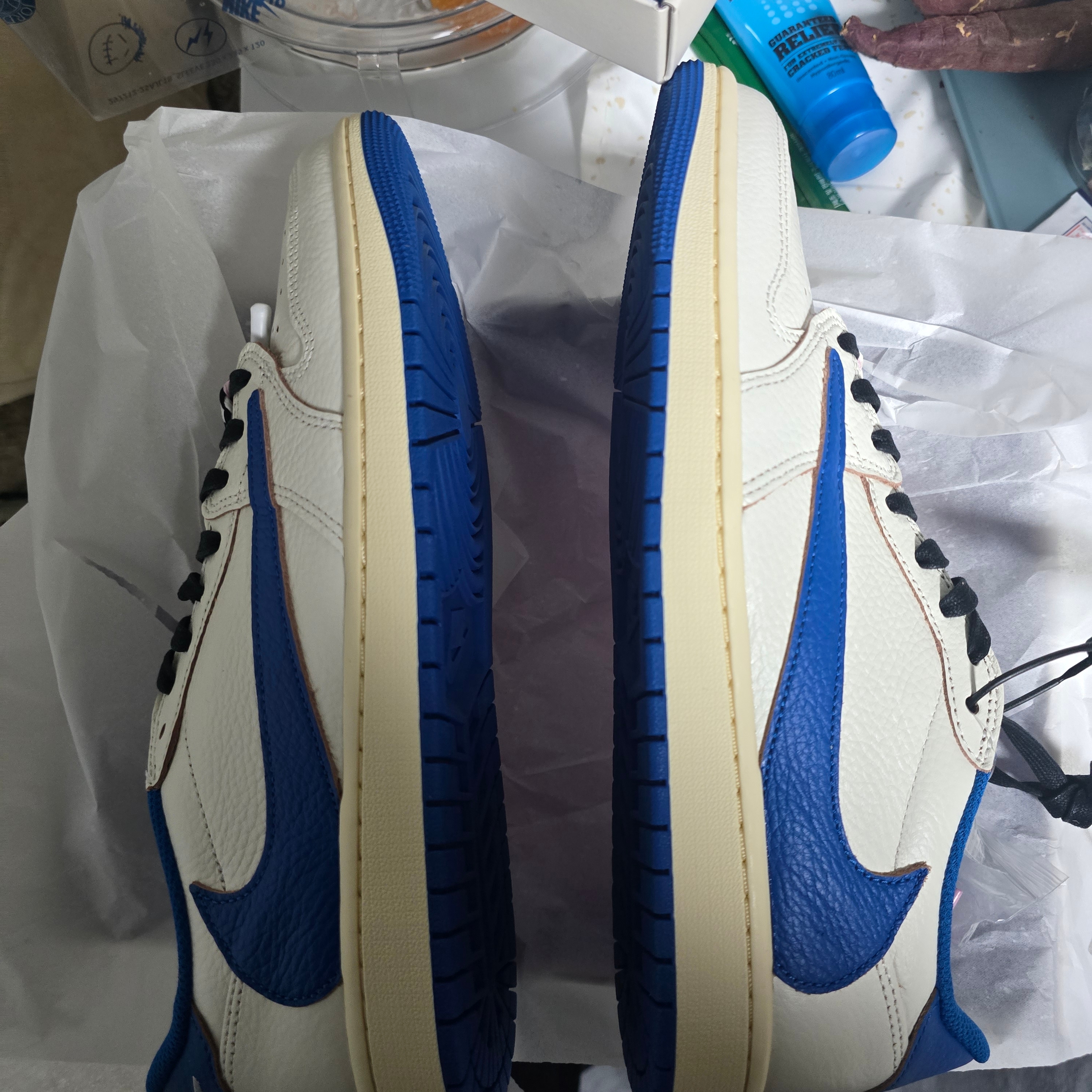 Jordan 1 x Travis Scott x Fragment Retro Low OG SP Sail Military Blue 착용 스타일 - 5