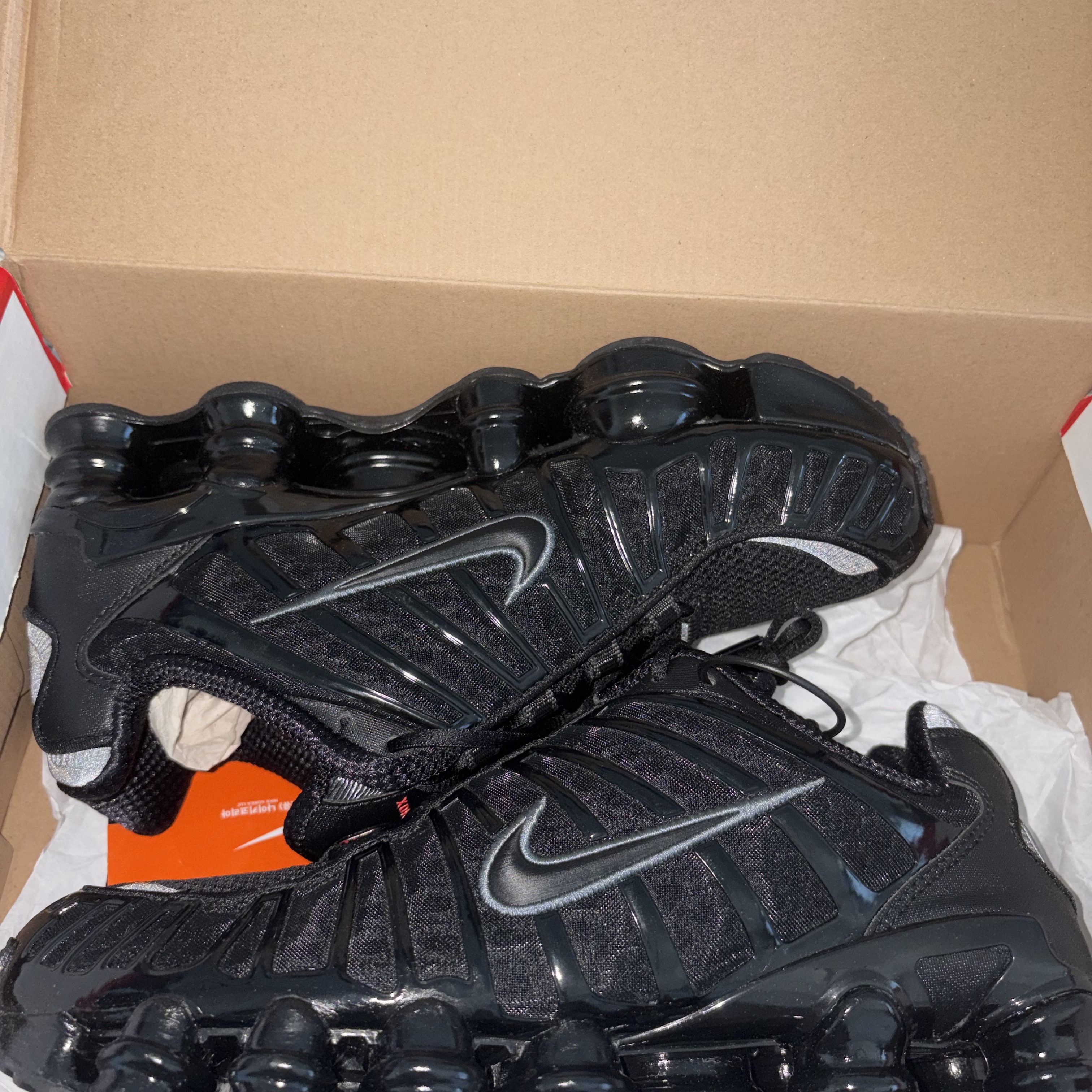 Nike Shox TL Black Metallic Hematite 착용 스타일 - 2
