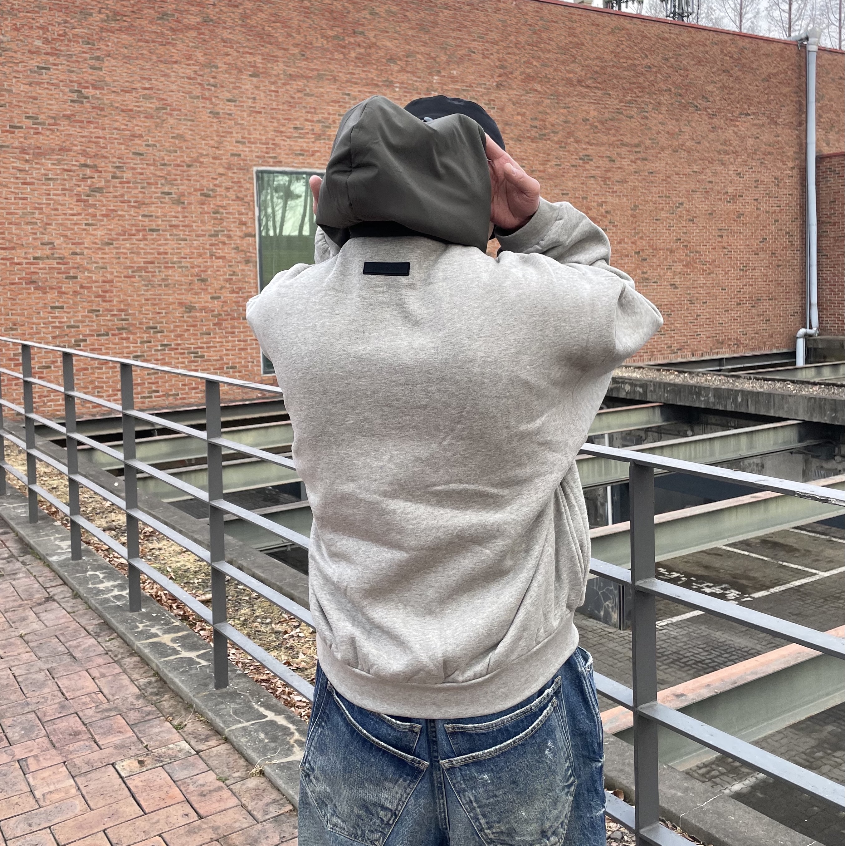 Essentials Nylon Fleece Hoodie Dark Heather Oatmeal Ink - 24SS 착용 스타일 - 2