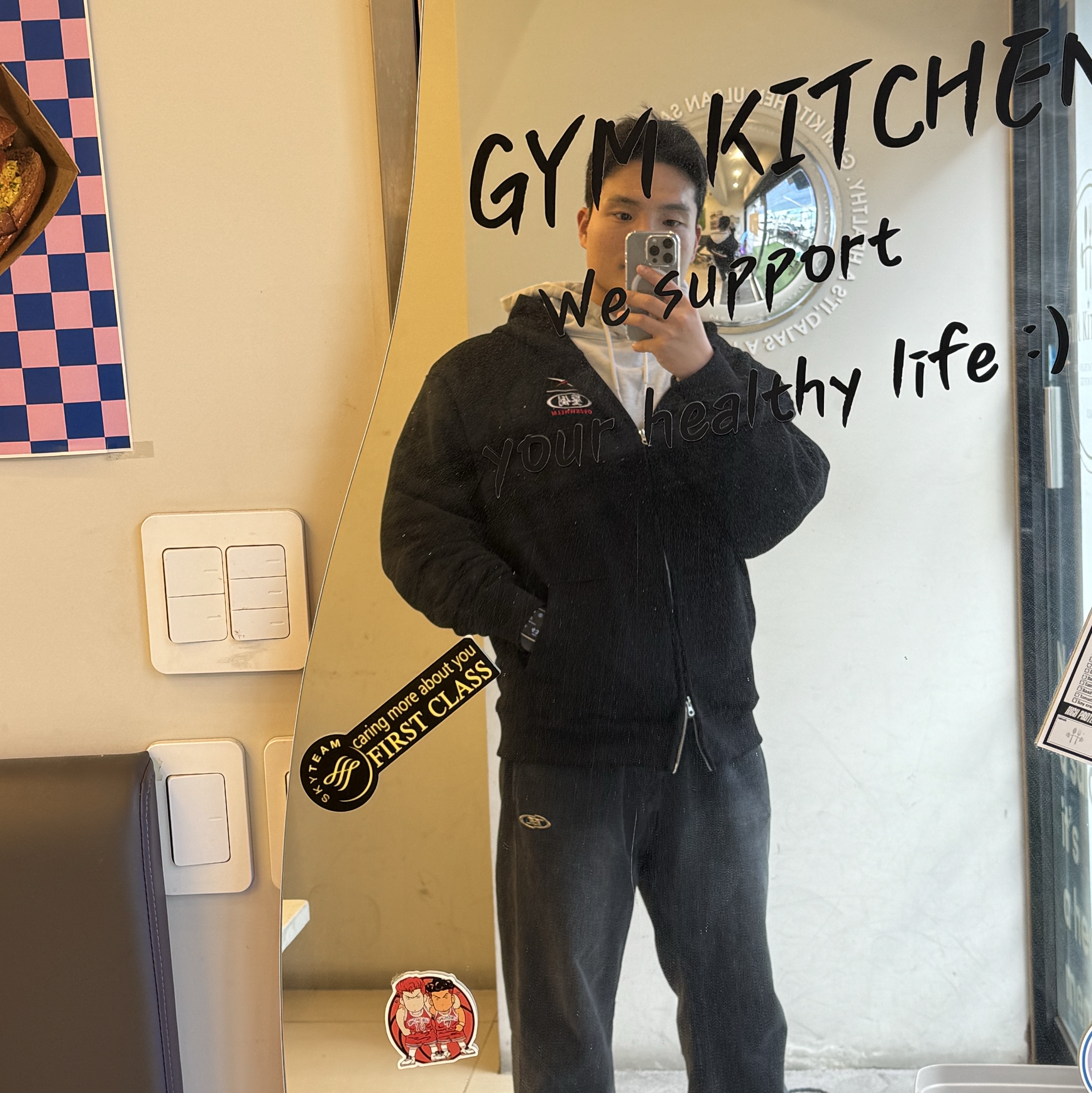 [예약배송] Reebok × Overwhelm Hooded Zip-Up Black 착용 스타일 - 1