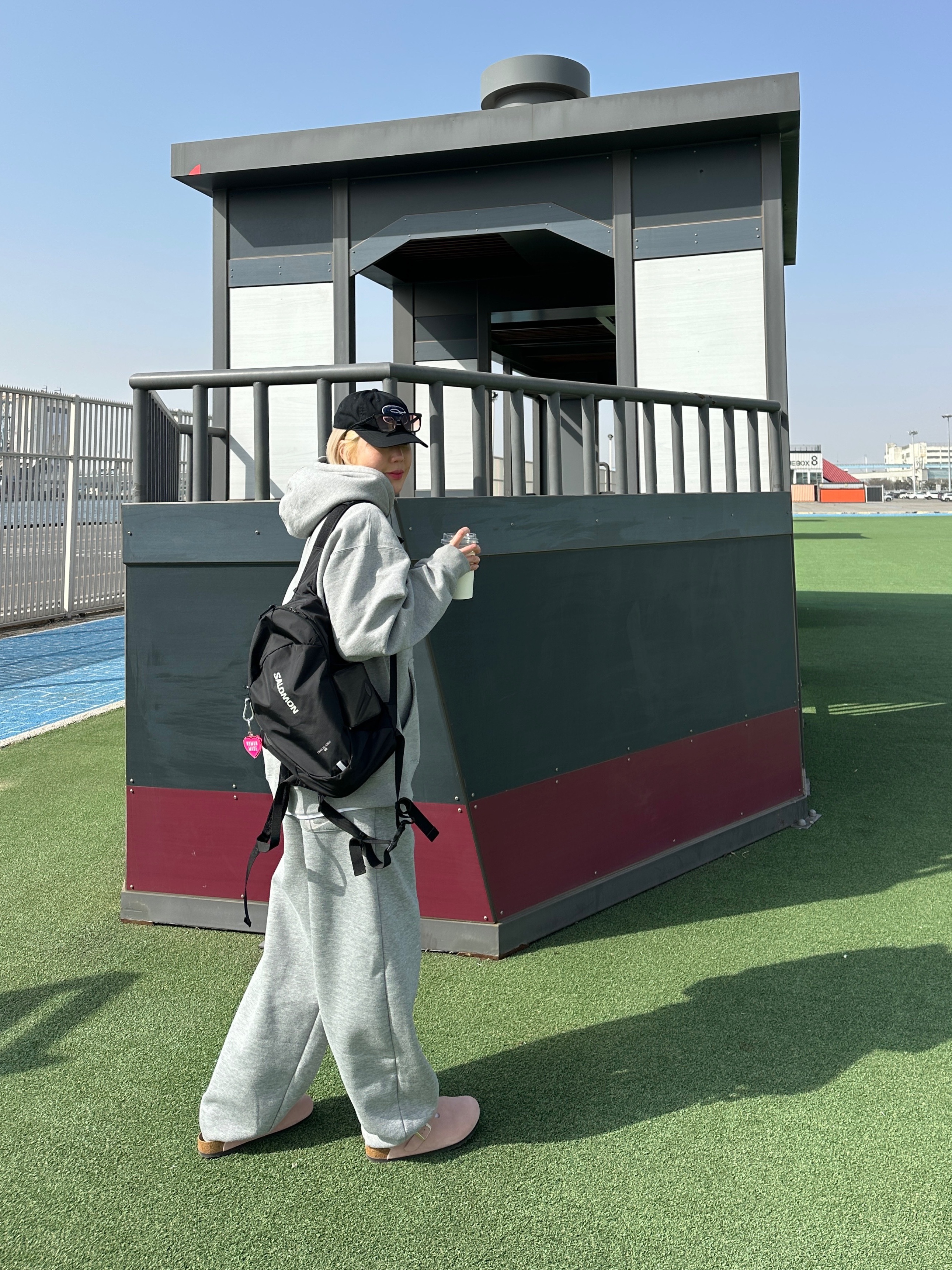 Stussy Chenille S Low Pro Cap Black, Nike x Stussy NRG RA Pullover Hoodie Dark Grey Heather (DJ9488-063) 착용 스타일 - 3