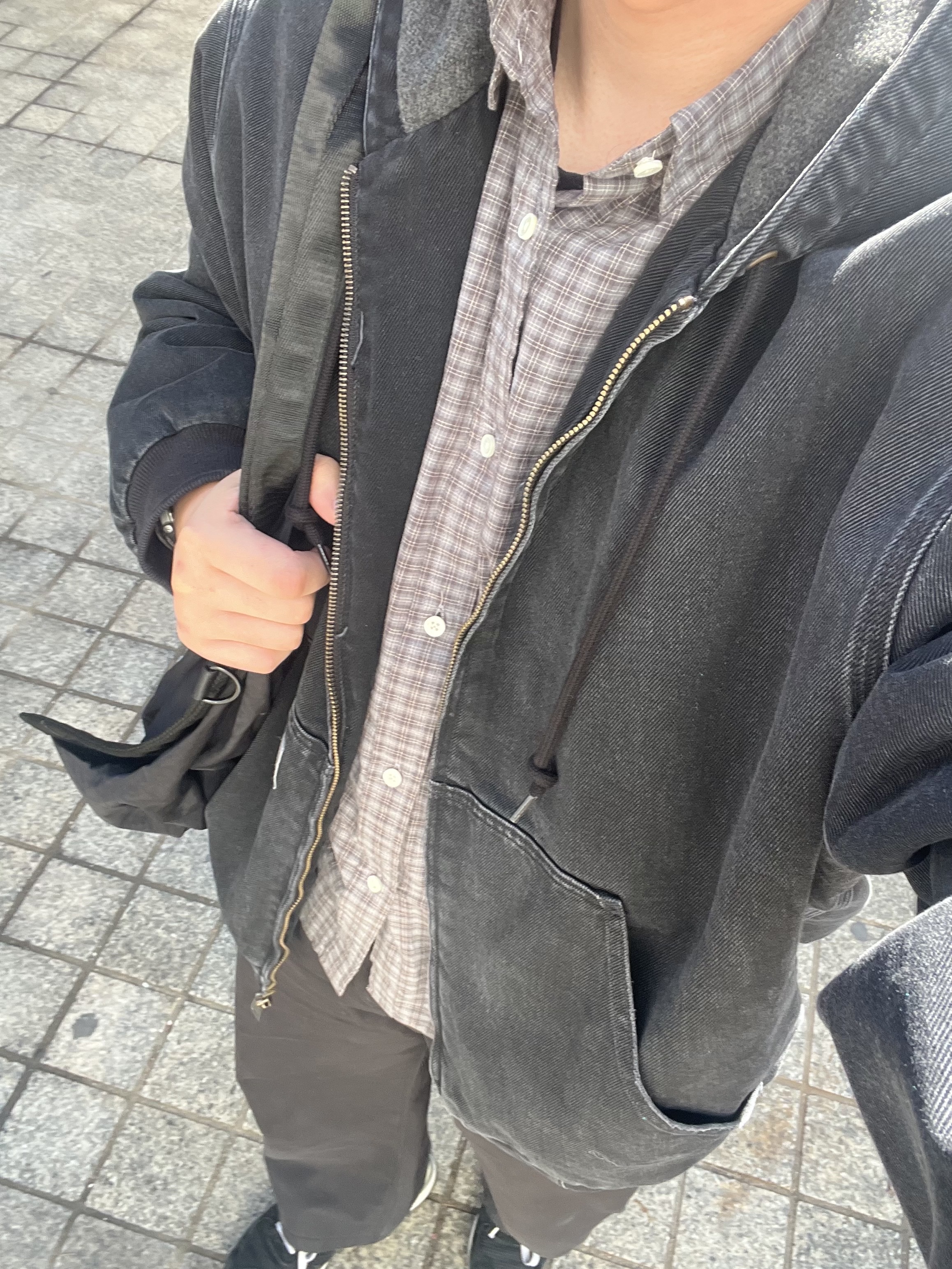 Carhartt WIP Maitland Denim OG Active Jacket Black Stone Washed, New Balance 990v1 Made in USA Black 착용 스타일 - 3