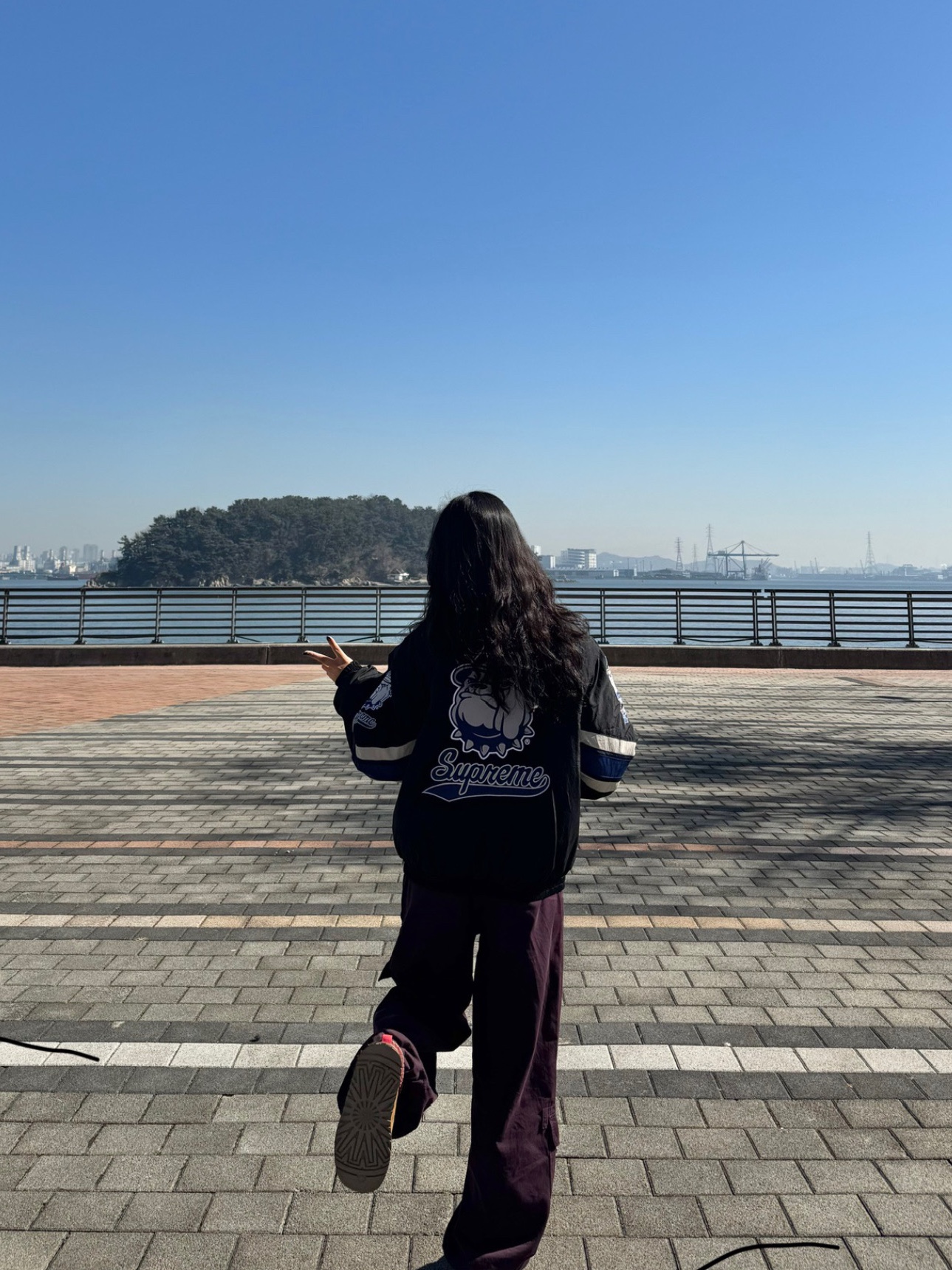 Supreme Mitchell & Ness NCAA Hooded Stadium Jacket Black - 24FW 착용 스타일 - 1