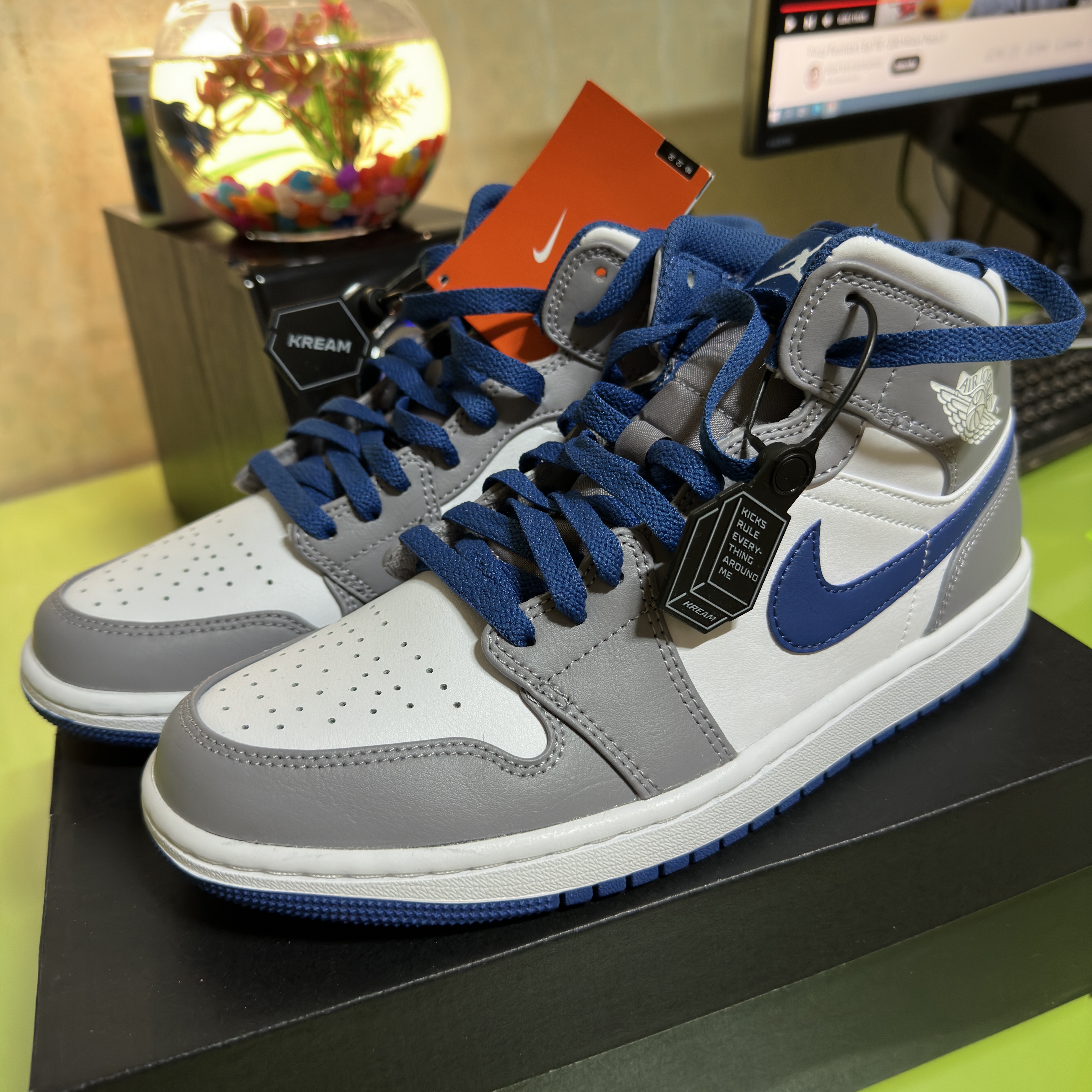 Jordan 1 Mid Cement Grey True Blue 착용 스타일 - 3