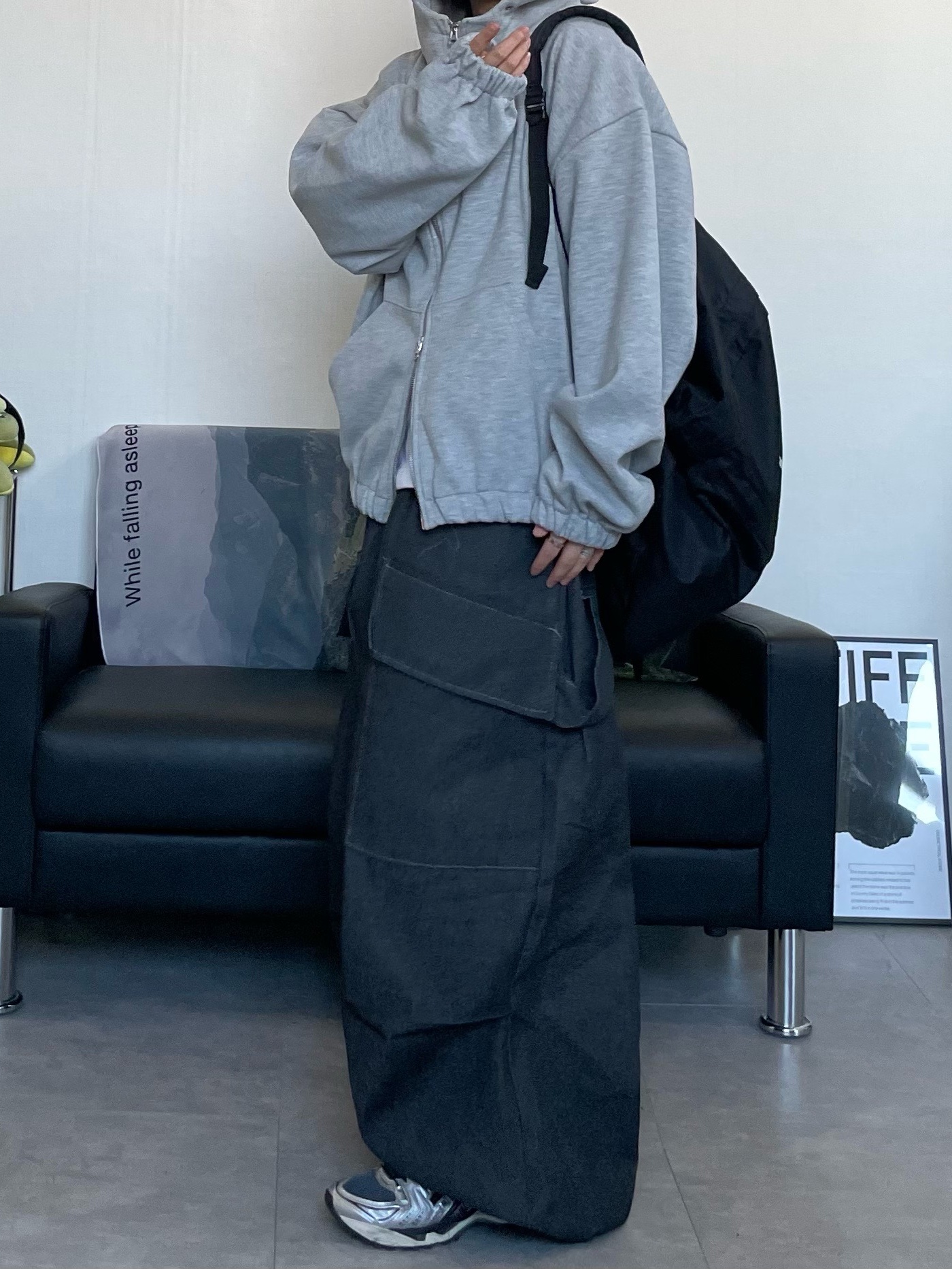 Beats Solo 4 Wireless On Ear Headphone Matt Black (Korean Ver.), Stussy Canvas Side Pouch Washed Black 착용 스타일 - 8