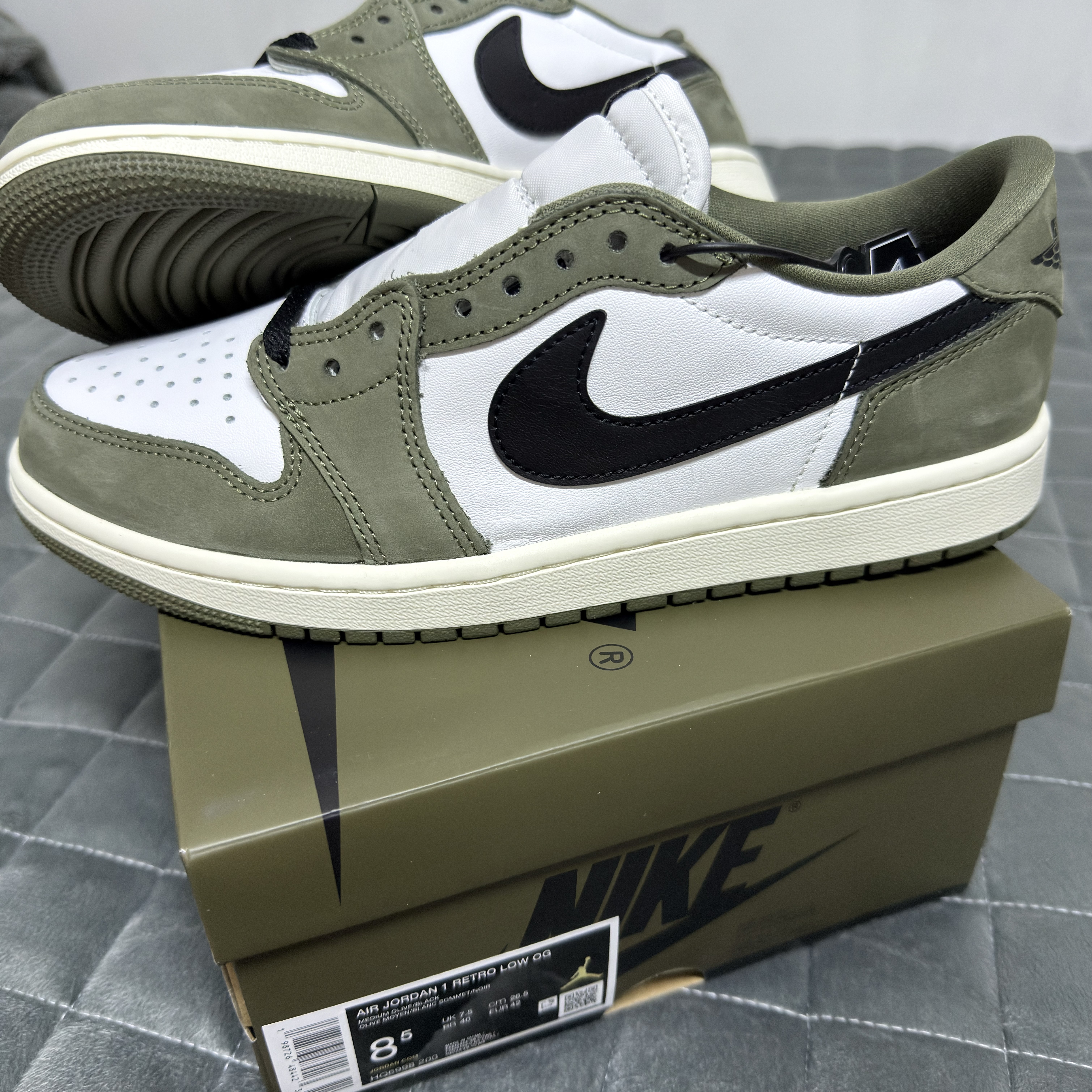 Jordan 1 Retro Low OG Medium Olive and Summit White 착용 스타일 - 4