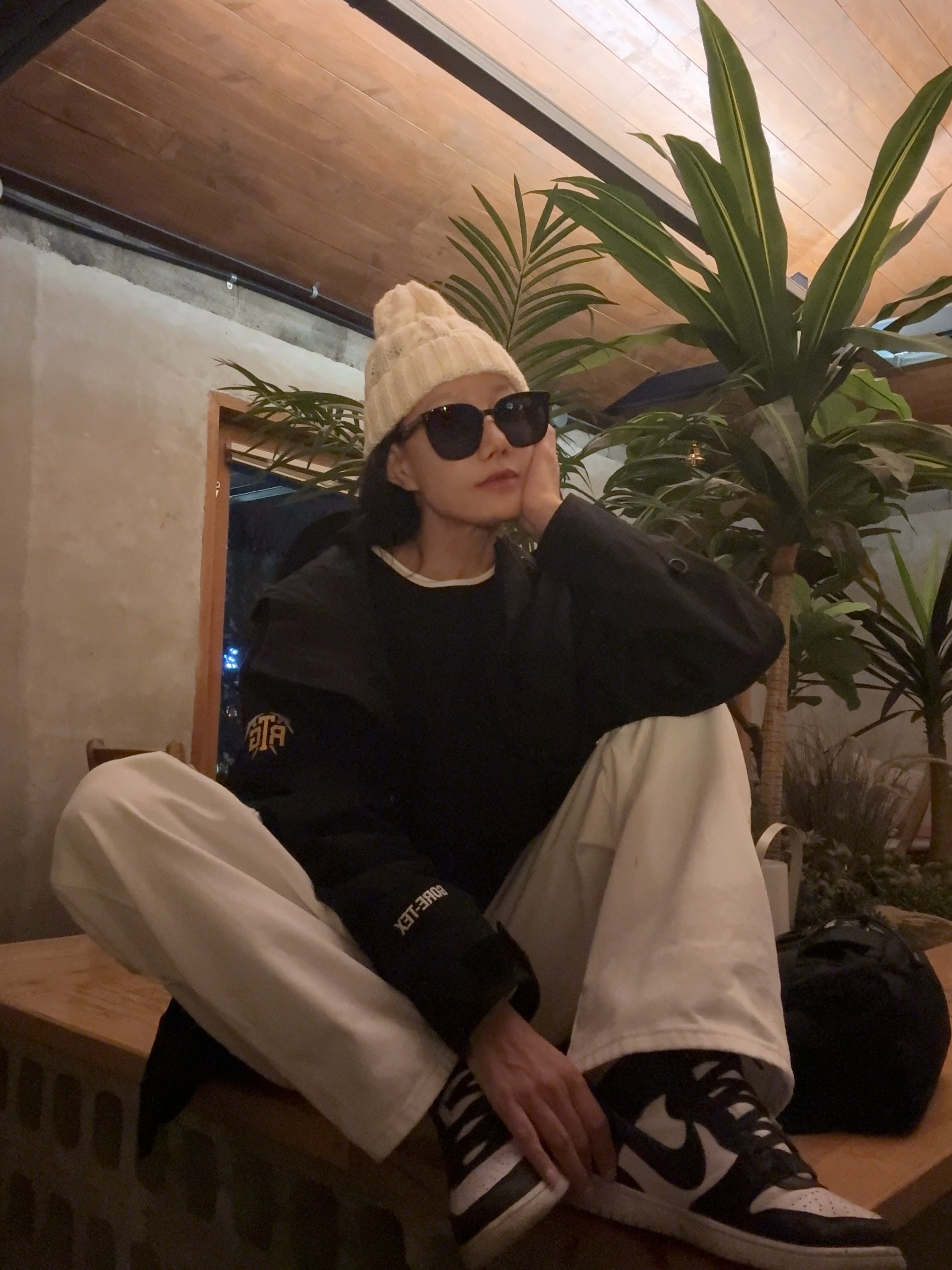 Supreme Stretch Crewneck Black - 22SS, Supreme x The North Face Trekking Convertible Jacket Black - 22SS 착용 스타일 - 1
