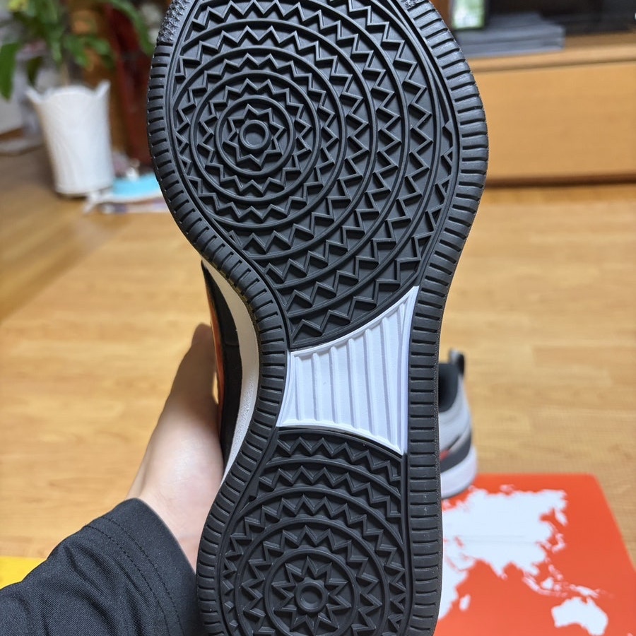 Nike Book 2 Spiridon EP Metallic Silver Black 착용 스타일 - 6
