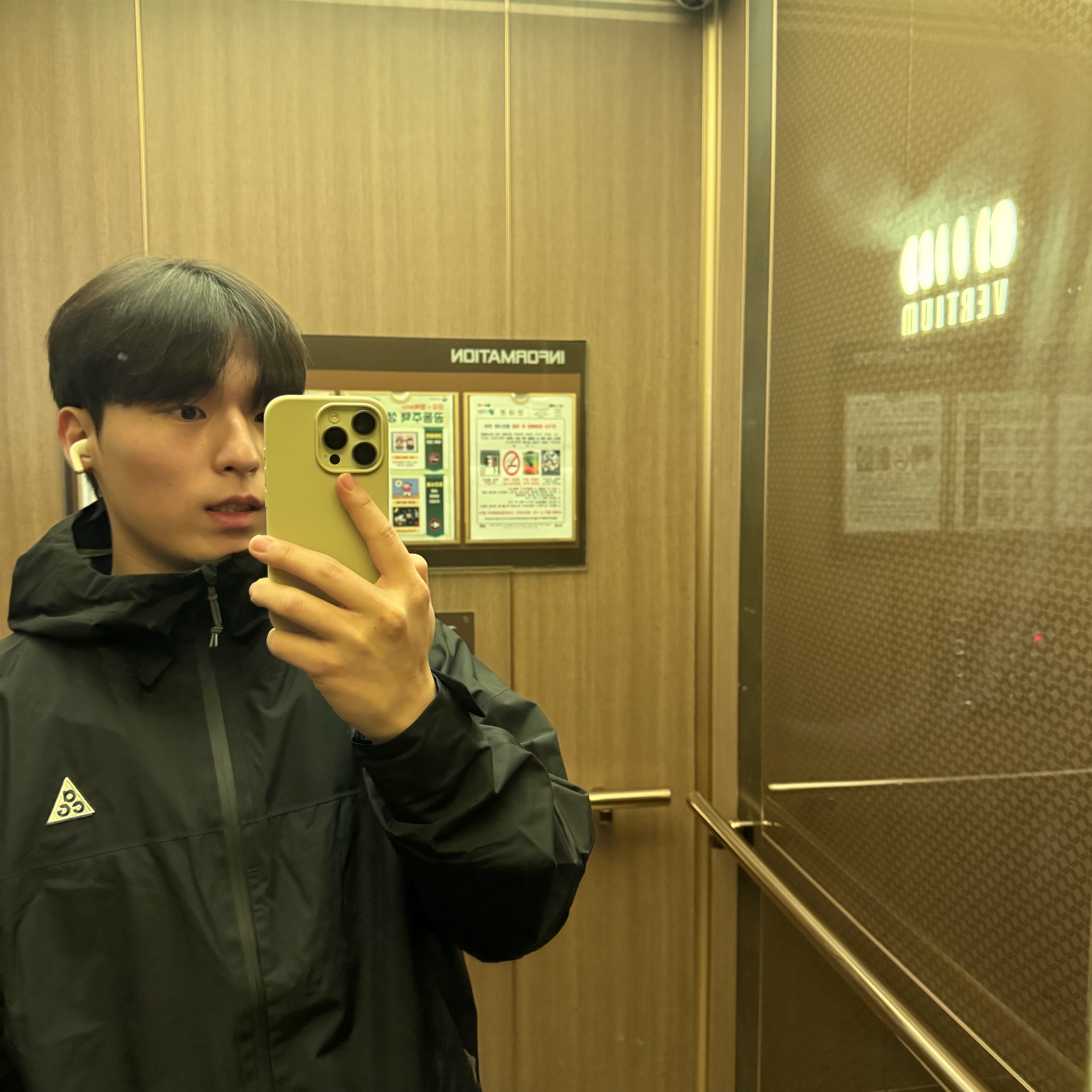 Nike ACG Morpho Storm-Fit ADV Rain Jacket Black - Asia, SINJIMORU MagSafe Soft Grip Silicone iPhone 17/16/15/14/13/12 Mini Plus Pro Max Case Light Gray 착용 스타일 - 1