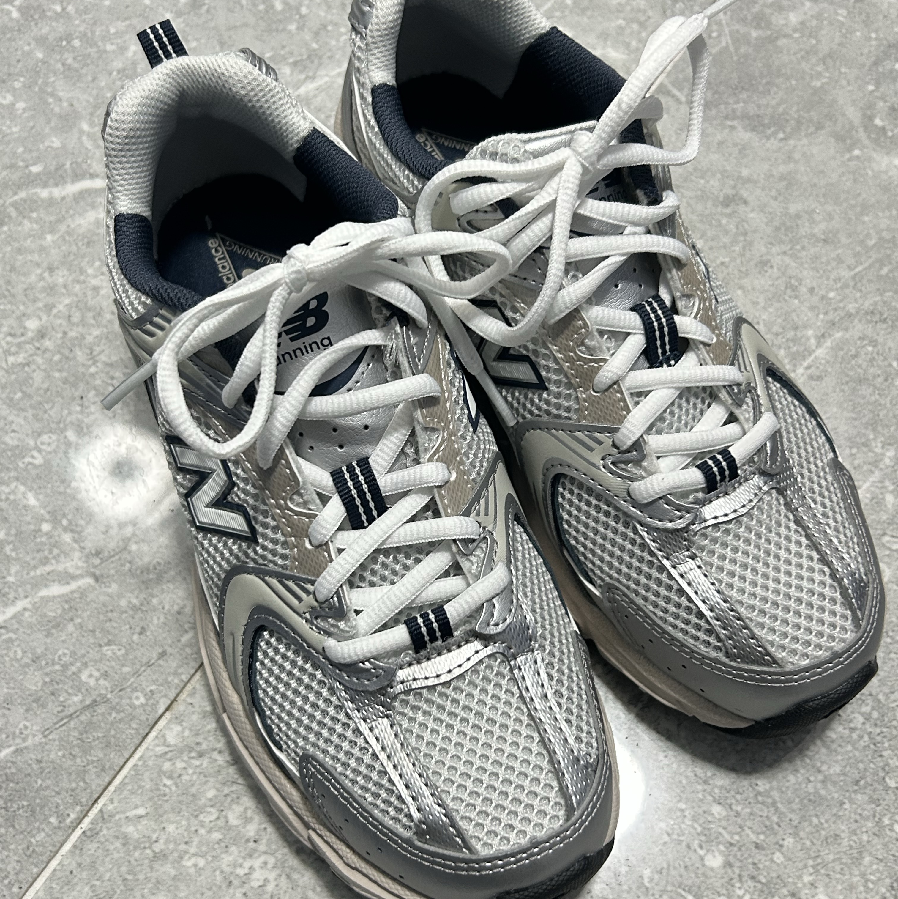 New Balance 530 Steel Grey 착용 스타일 - 2