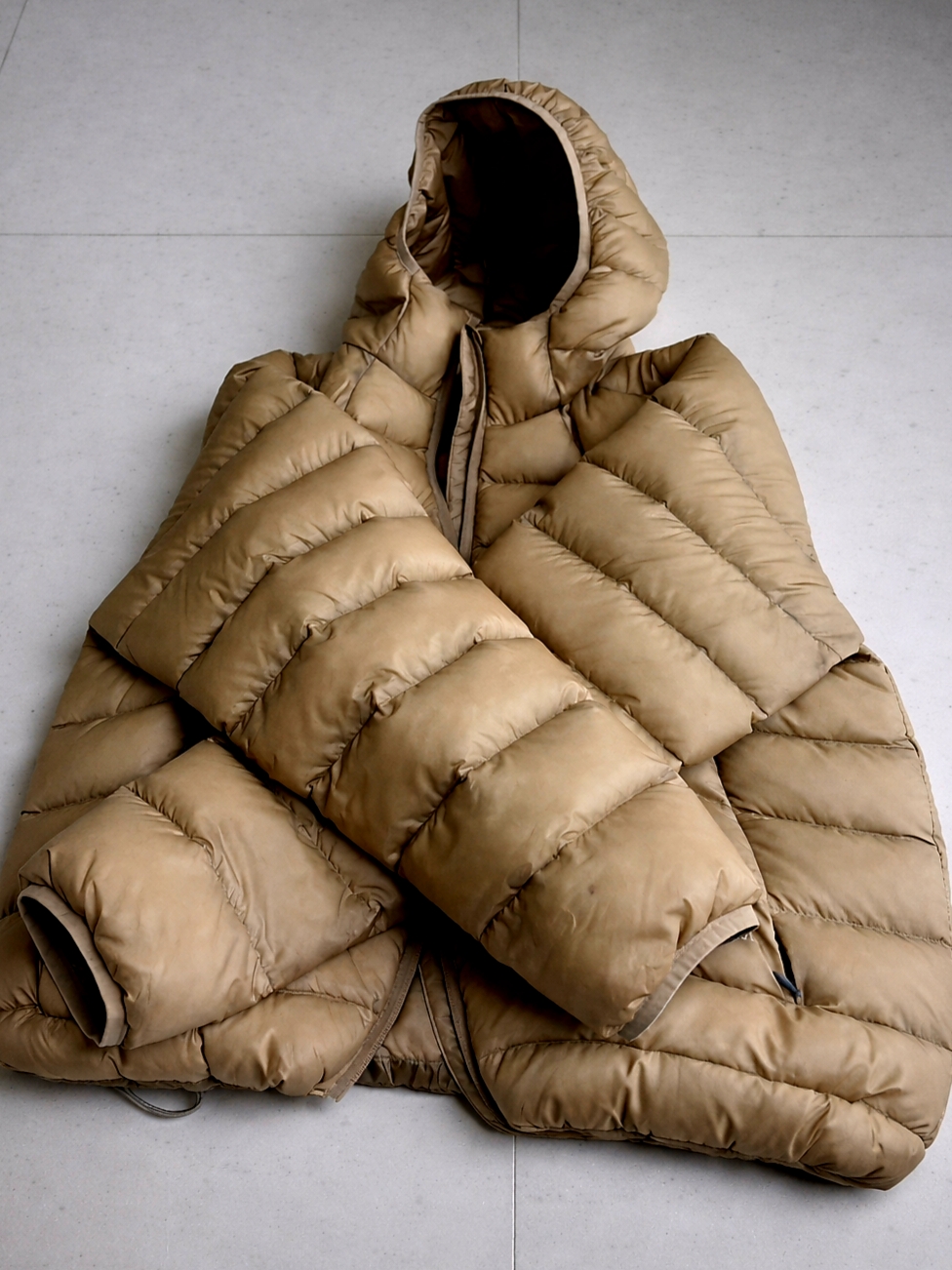 Sunlove Hooded Fly Light Down Jacket Stone 착용 스타일