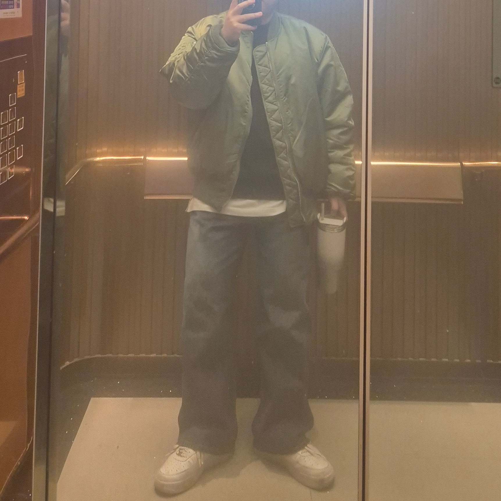 Nike Air Force 1 '07 Low White, ALPHA INDUSTRIES MA-1 Flight Jacket Sage 착용 스타일