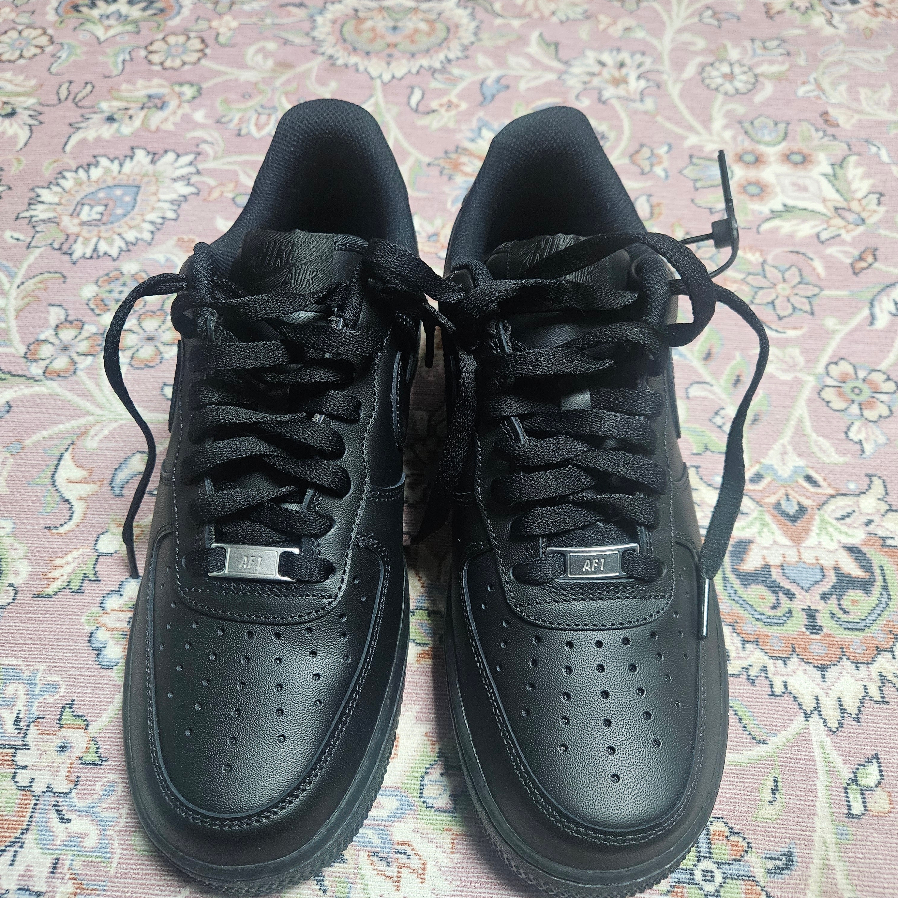 Nike Air Force 1 '07 Low Triple Black 착용 스타일 - 4