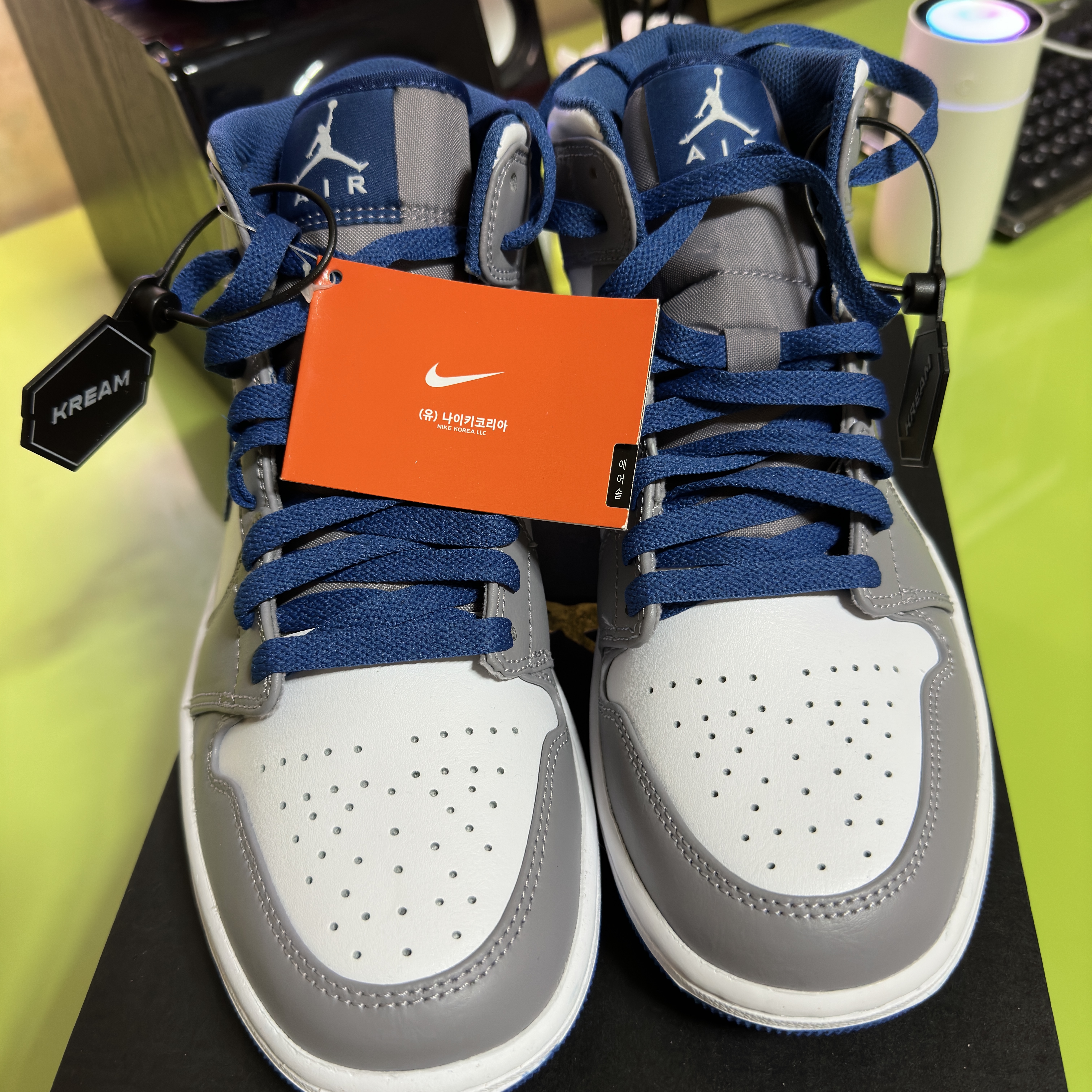 Jordan 1 Mid Cement Grey True Blue 착용 스타일 - 2