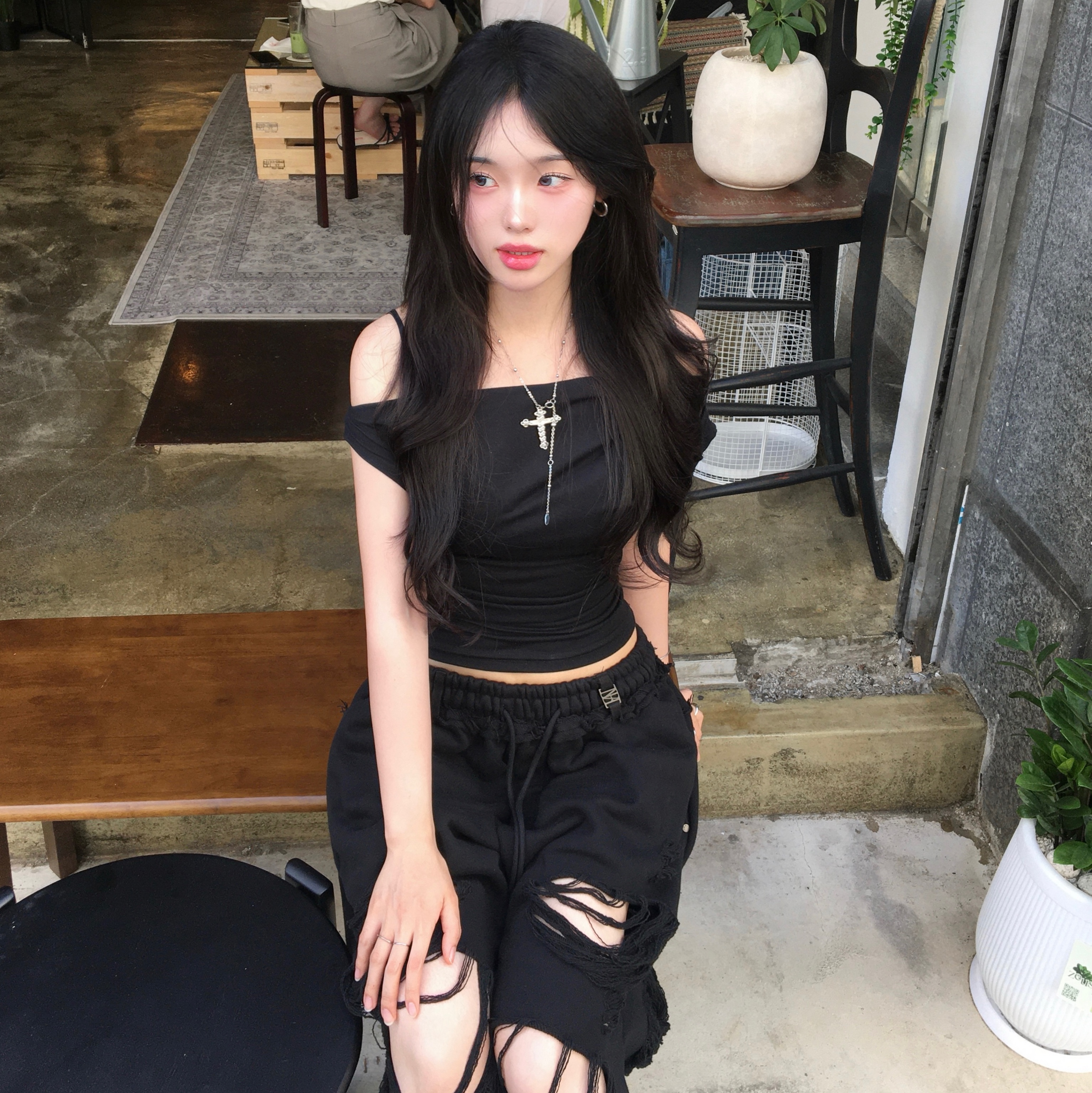 (W) Treemingbird Scratch Damage Wide Sweatpants Black 착용 스타일 - 2
