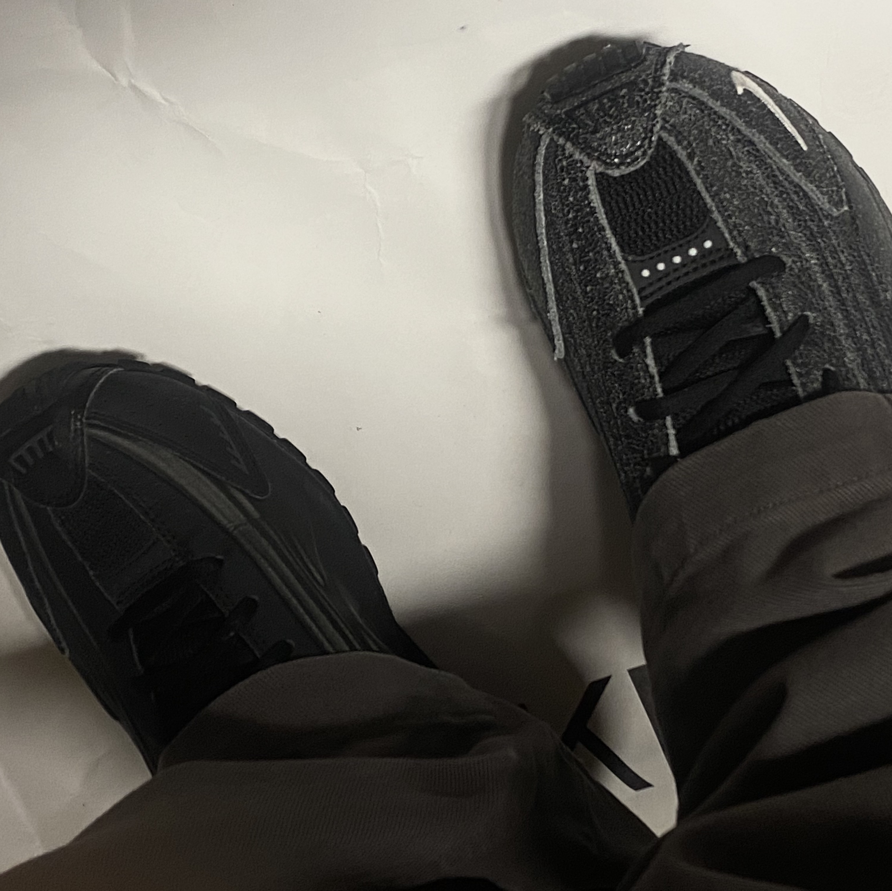 Nike Shox R4 Black Bright Crimson, Nike Shox R4 Black and Metallic Silver 착용 스타일