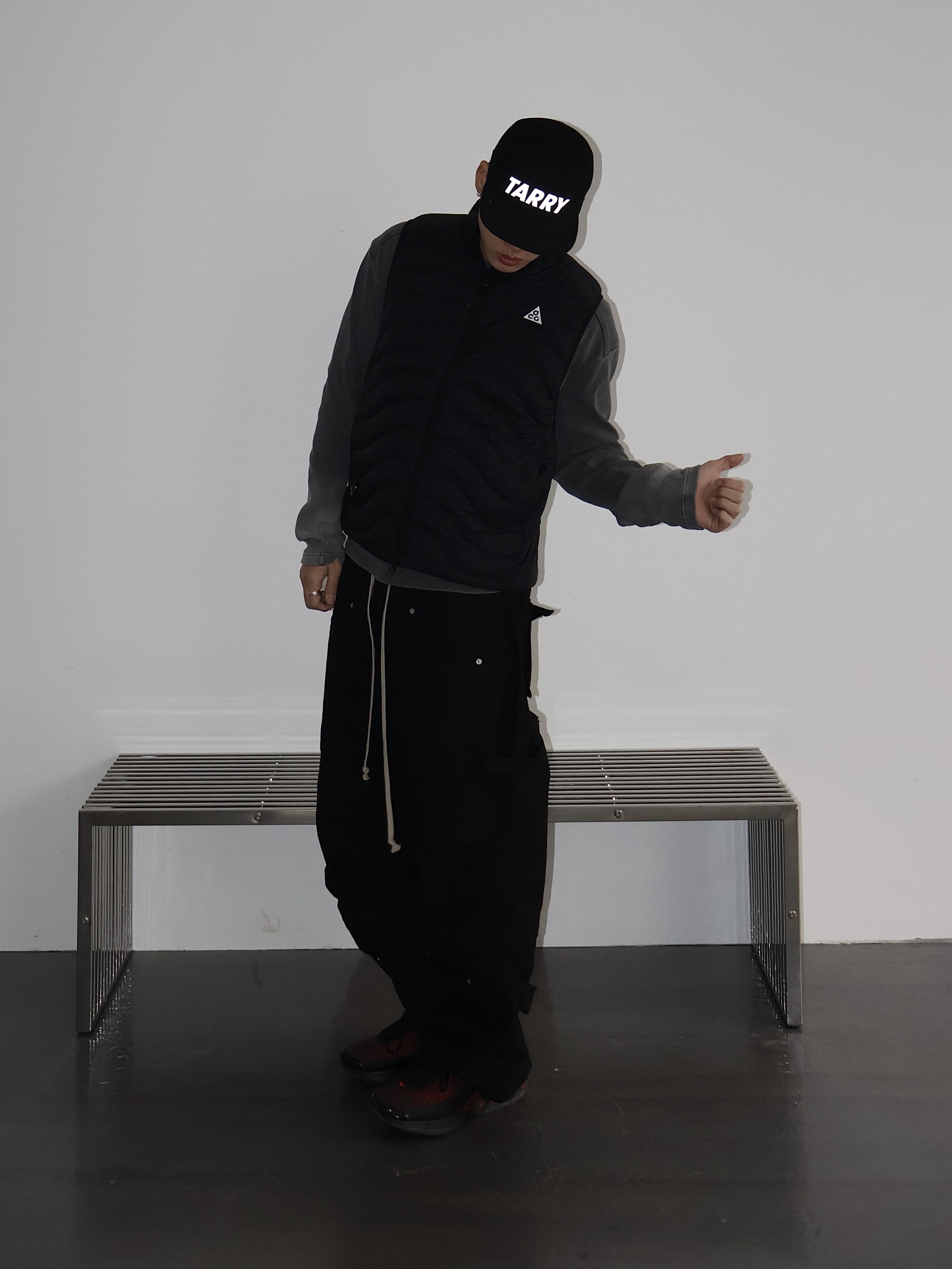 Nike Air Max Dn Essential Black Bright Crimson 착용 스타일 - 2