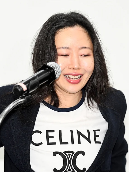 (W) Celine Paris T-Shirt in Cotton Jersey Off White Navy Black 착용 스타일