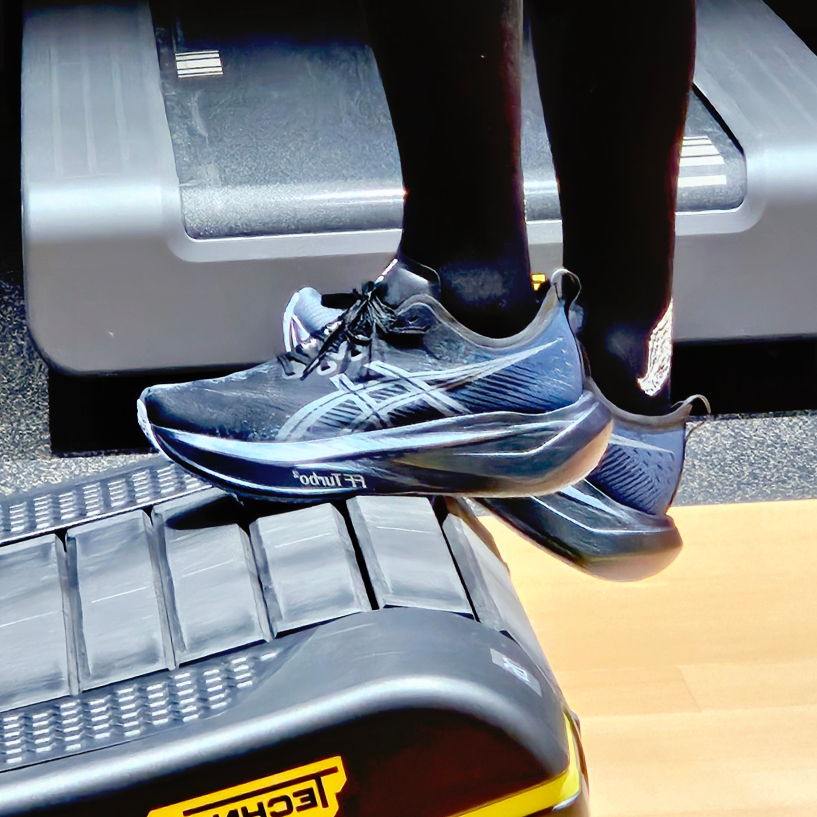 Asics Megablast Black White 착용 스타일