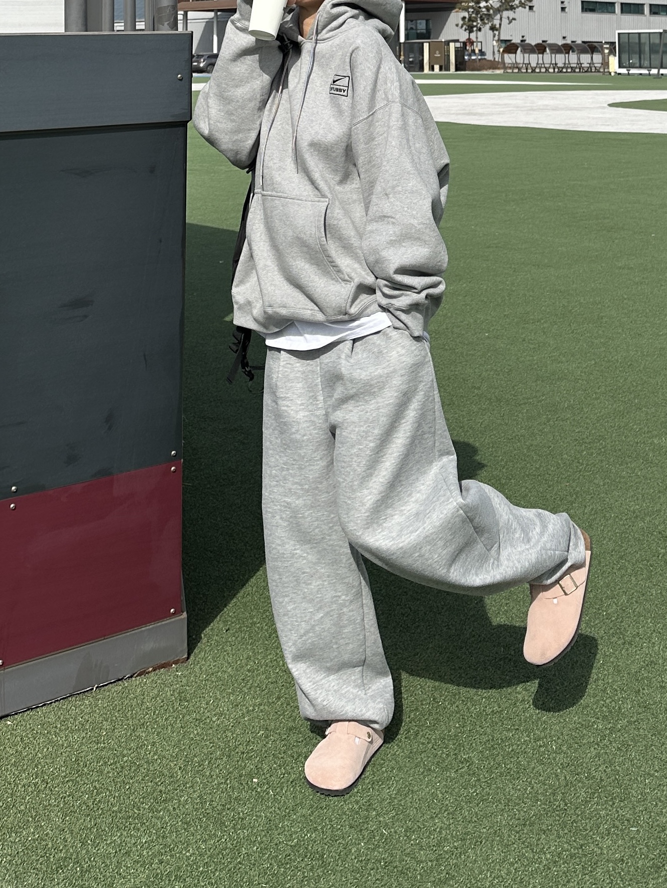 Stussy Chenille S Low Pro Cap Black, Nike x Stussy NRG RA Pullover Hoodie Dark Grey Heather (DJ9488-063) 착용 스타일 - 2