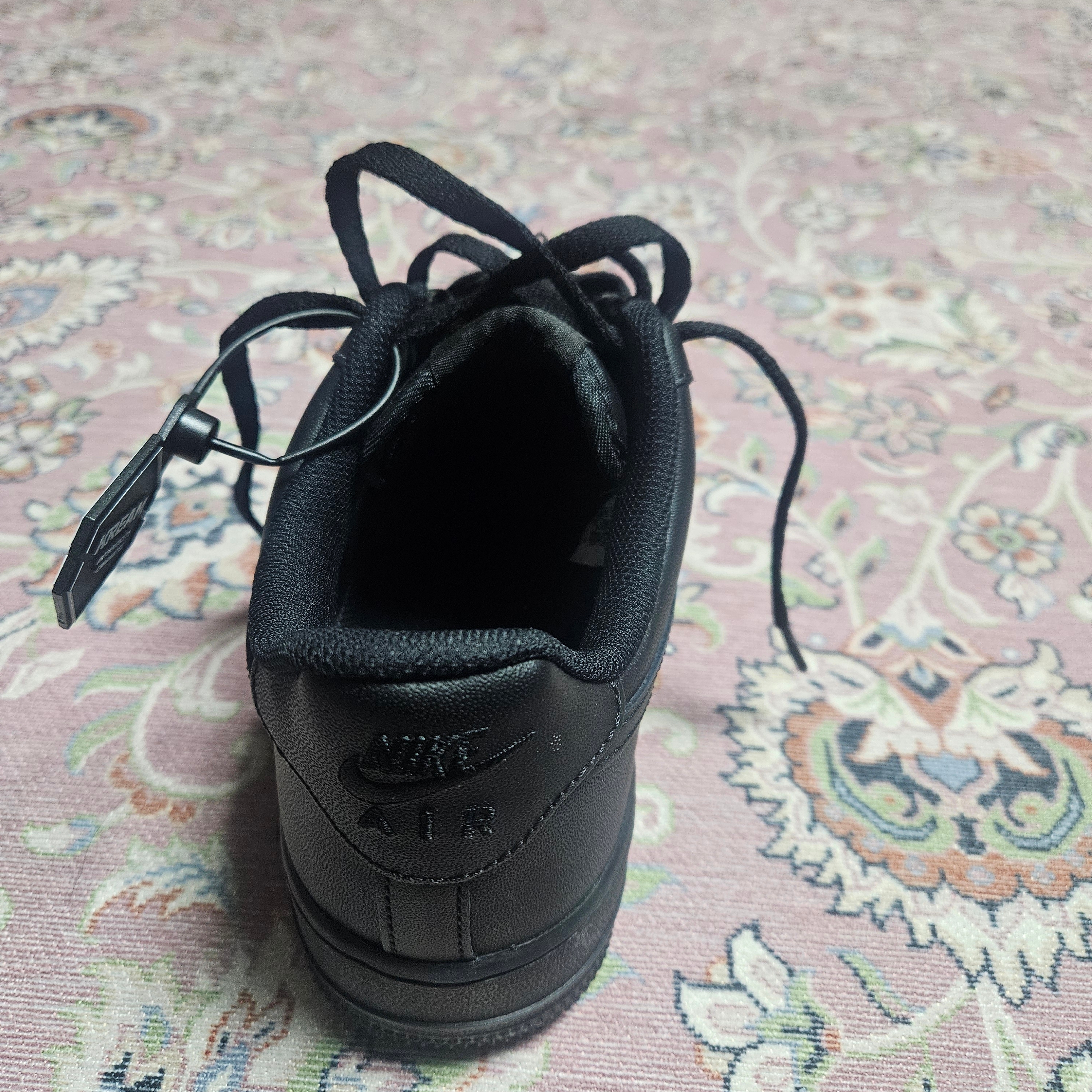 Nike Air Force 1 '07 Low Triple Black 착용 스타일 - 3