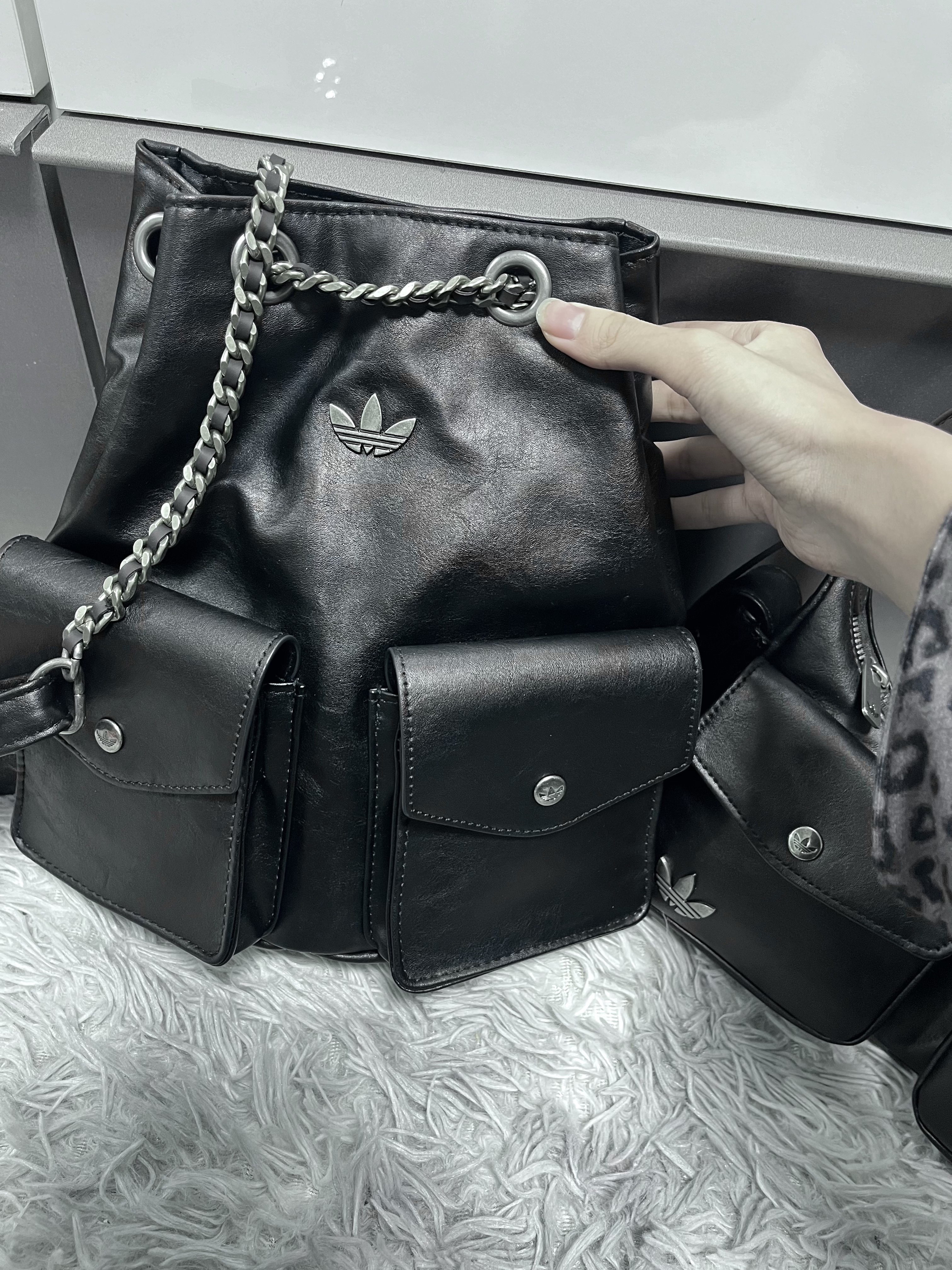 (W) Adidas Classic Sports Shoulder Bag Black 착용 스타일 - 6