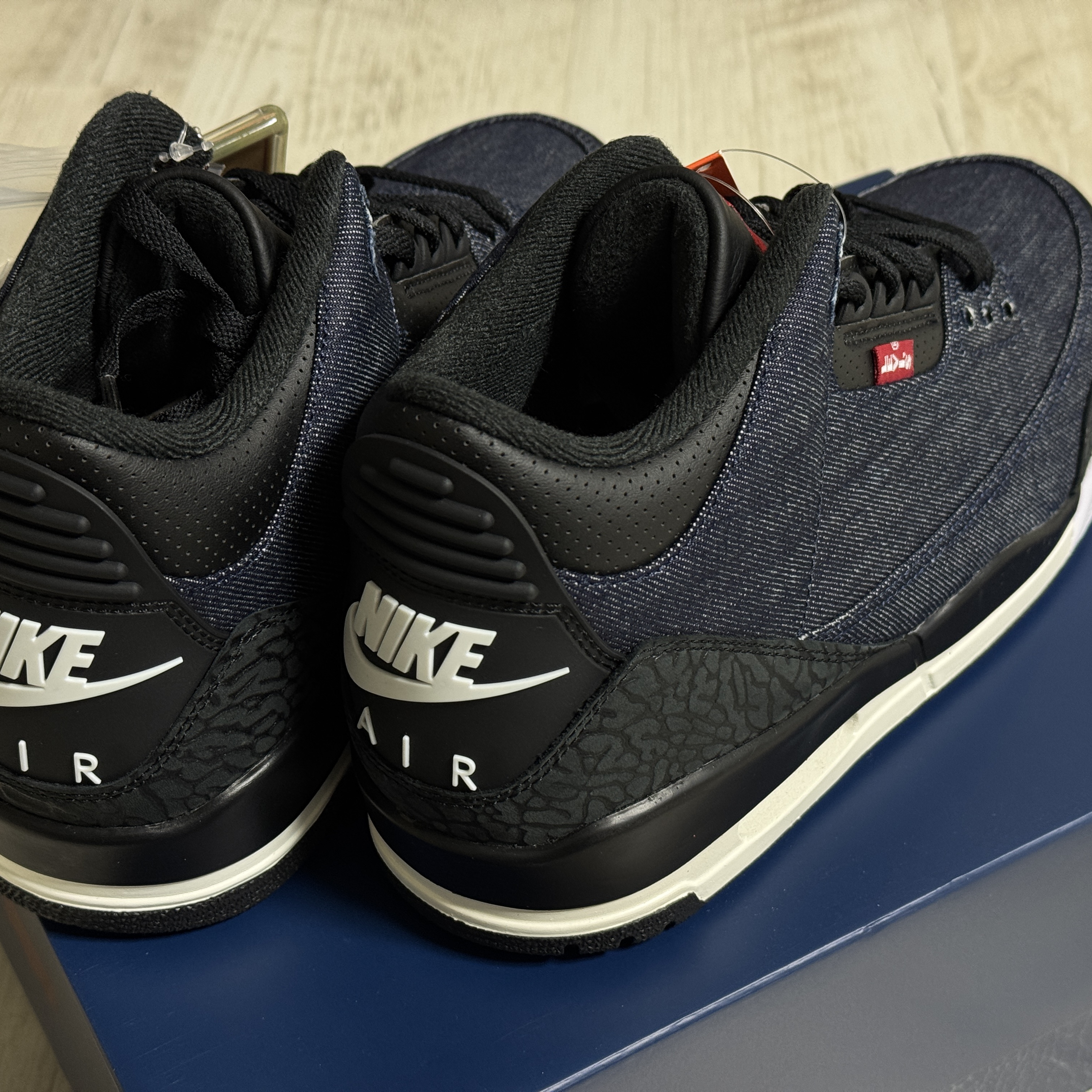 Jordan 3 x Levi’s Indigo and Gym Red 착용 스타일 - 2