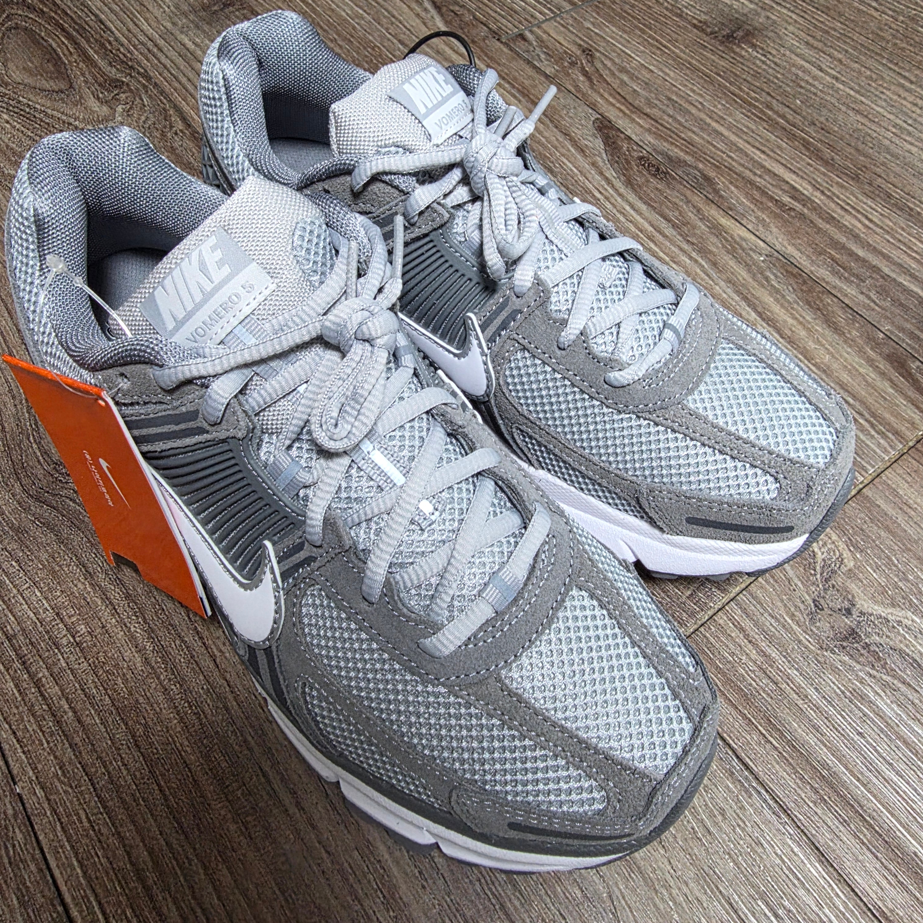 Nike Zoom Vomero 5 Cool Grey White 착용 스타일 - 1
