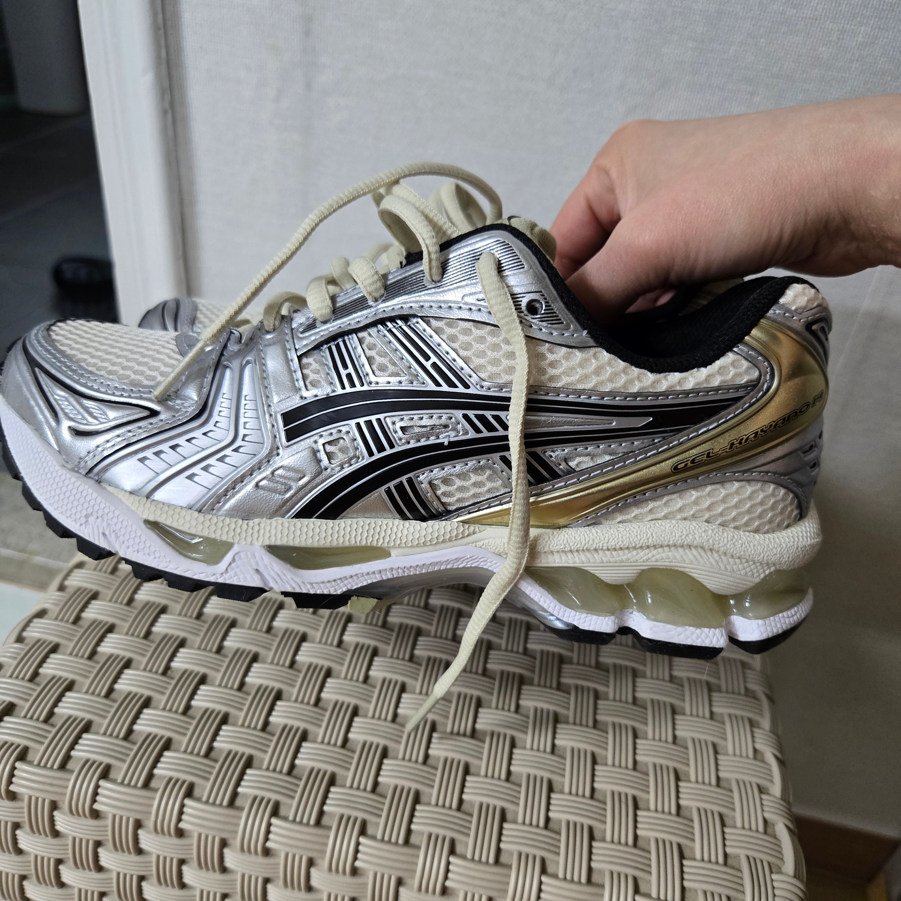 Asics Gel-Kayano 14 Birch Pure Silver 착용 스타일 - 1