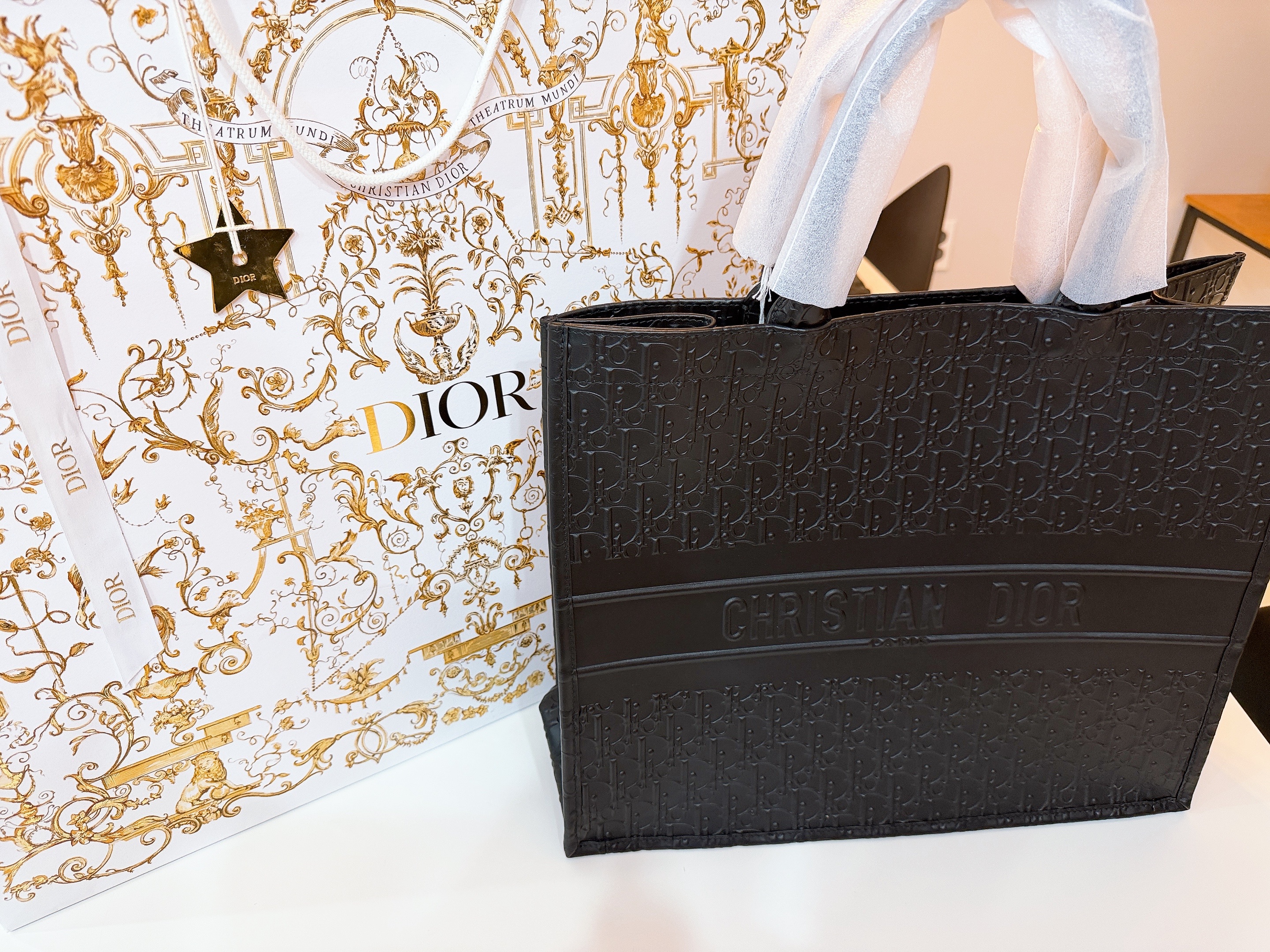 Dior Large Dior Book Tote Black Dior Oblique Embossed Calfskin 착용 스타일