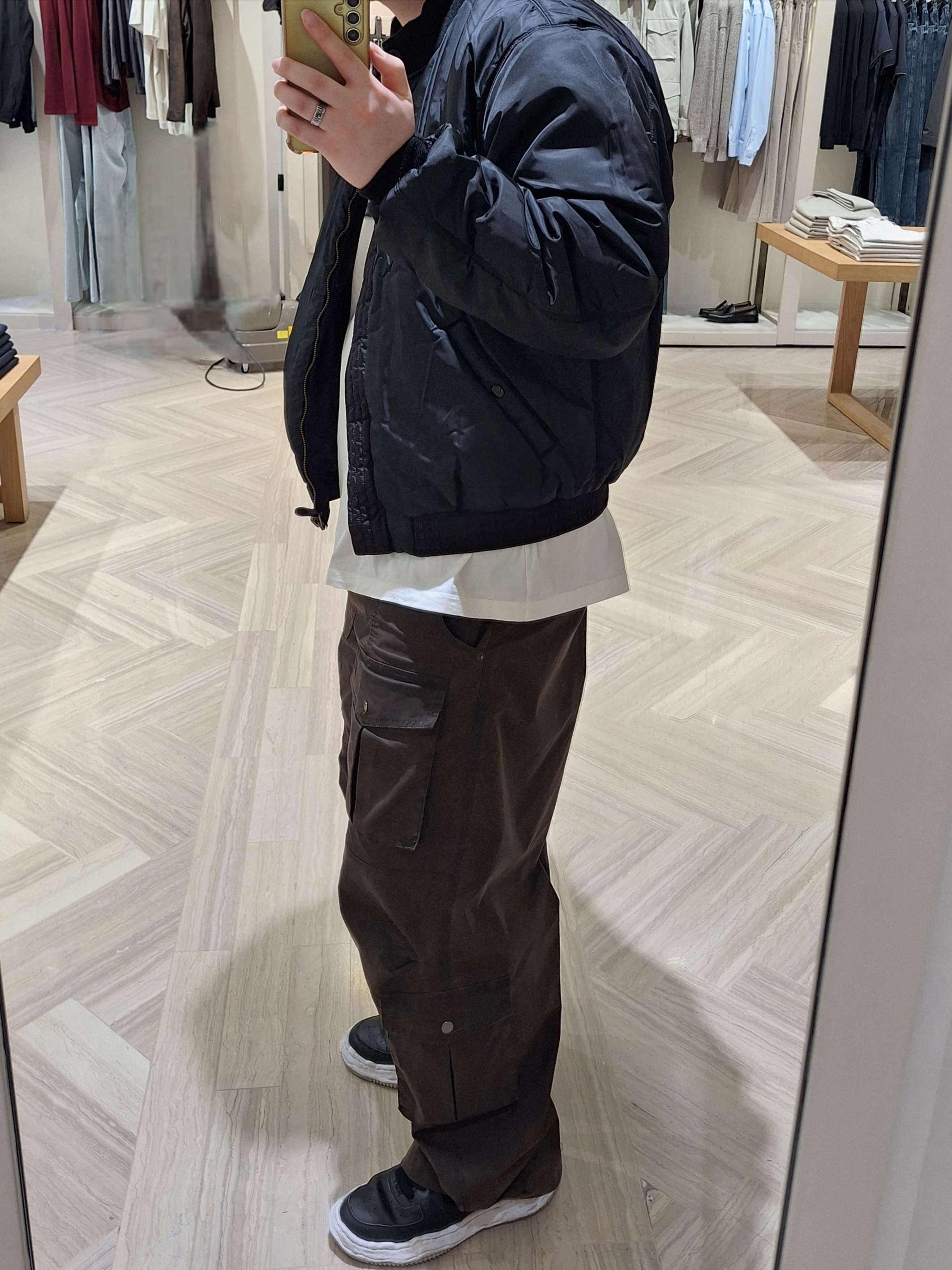 CDG x Alpha Industries Wep Jacket Black, Maison Mihara Yasuhiro Wayne OG Sole Leather Low-top Sneakers Black 착용 스타일 - 3
