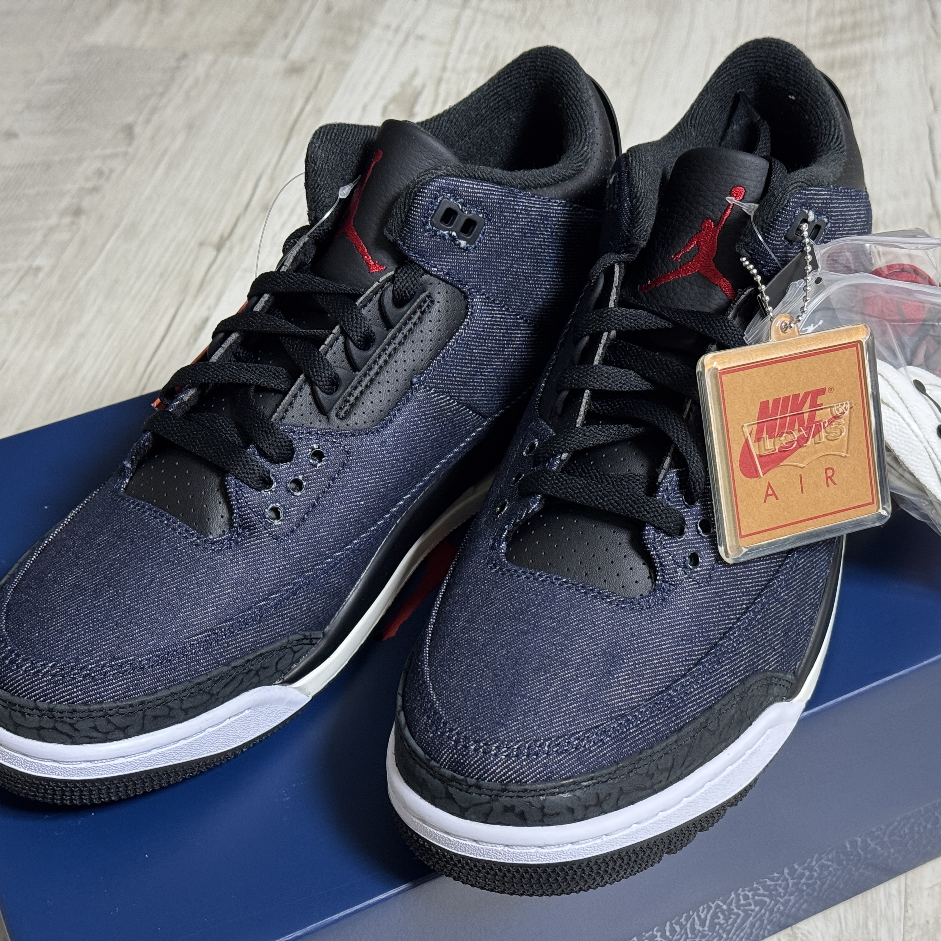Jordan 3 x Levi’s Indigo and Gym Red 착용 스타일 - 1