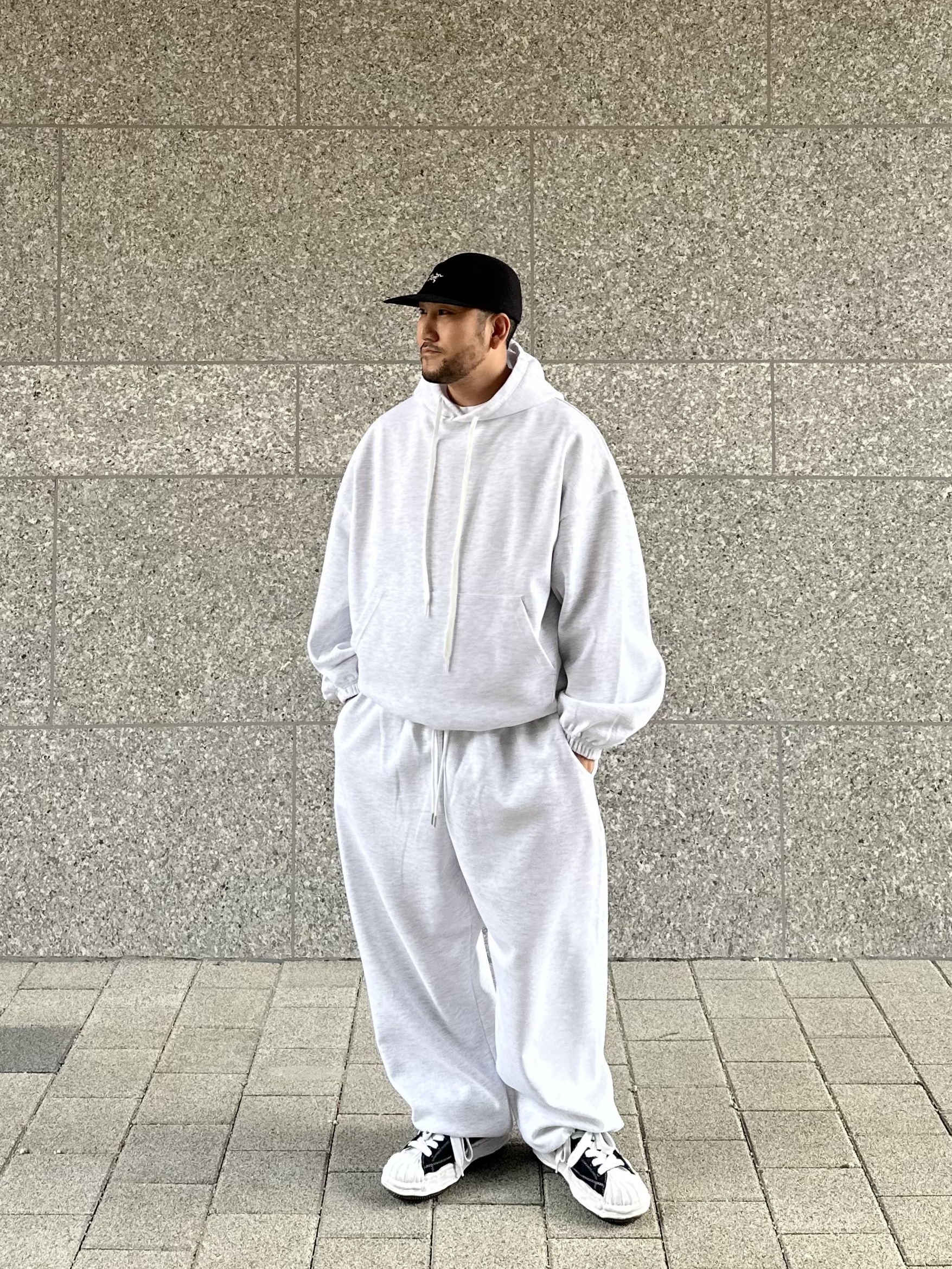 Arc'teryx Gamma 5 Panel Cap Black Arctic Silk, Maison Mihara Yasuhiro Blakey OG Sole Canvas Low-top Sneakers Black White 착용 스타일 - 2