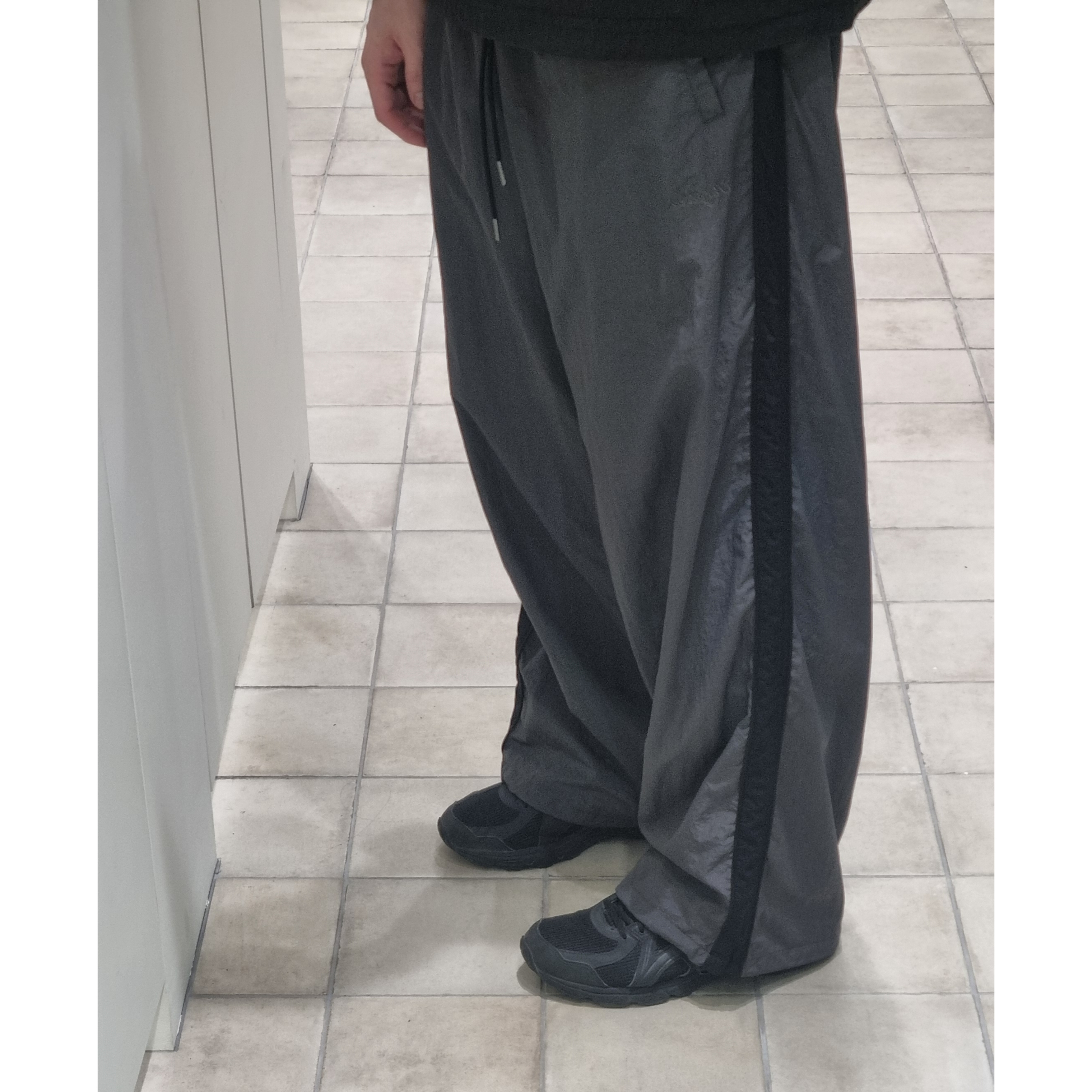 Polyteru Human Index Human Retro Track Pants Charcoal/Black, Asics Jog 100 T Black - 4E Extra Wide 착용 스타일 - 1