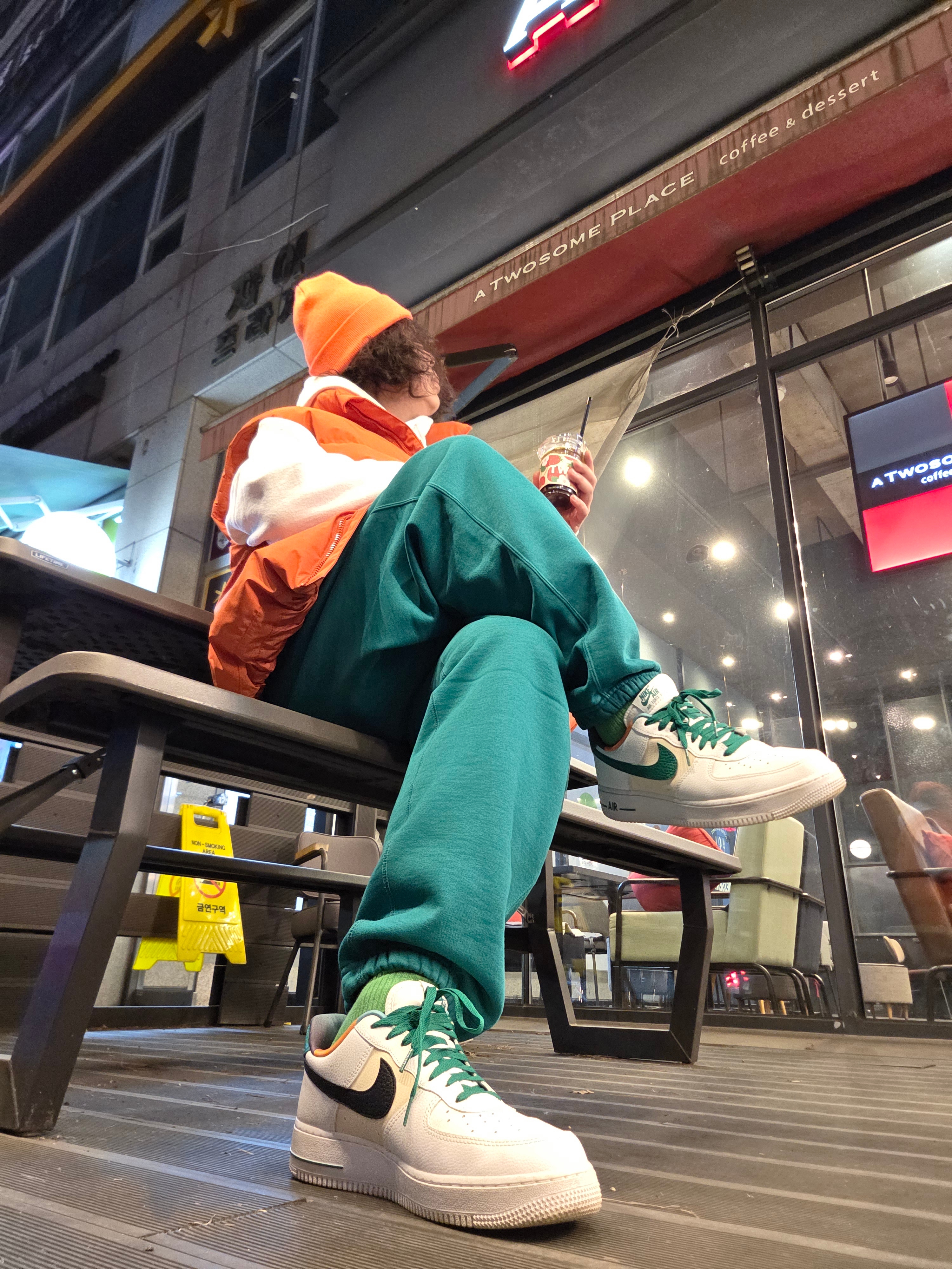 Nike Air Force 1 '07 LV8 EMB White Malachite, Nike NRG Solo Swoosh Fleece Pants Mystic Green - US/EU 착용 스타일 - 1