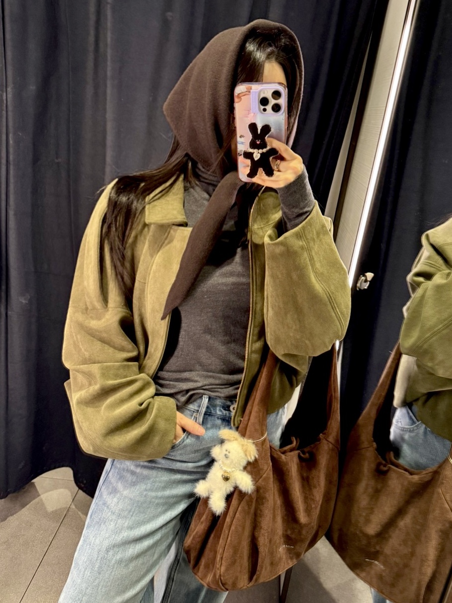 (W) COS Oversized Wool Triangle Muffler Dark Brown 착용 스타일 - 1