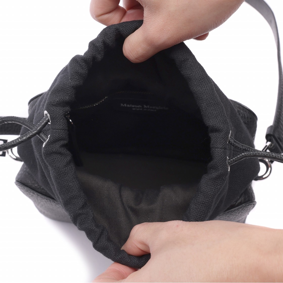 [25% 쿠폰] 메종 마르지엘라 로고 크로스바디백 블랙([25% 쿠폰] Maison Margiela Logo Crossbody Bag Black) - 5