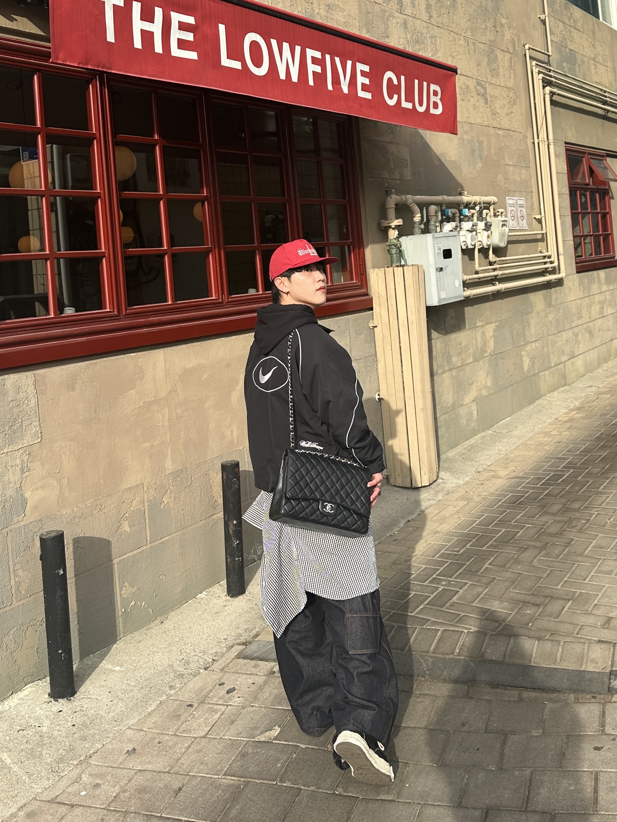 Maison Mihara Yasuhiro Blakey OG Sole Vintage Suede Low-top Sneakers Black, G-DRAGON Ubermensch Cap Burgundy 착용 스타일 - 4