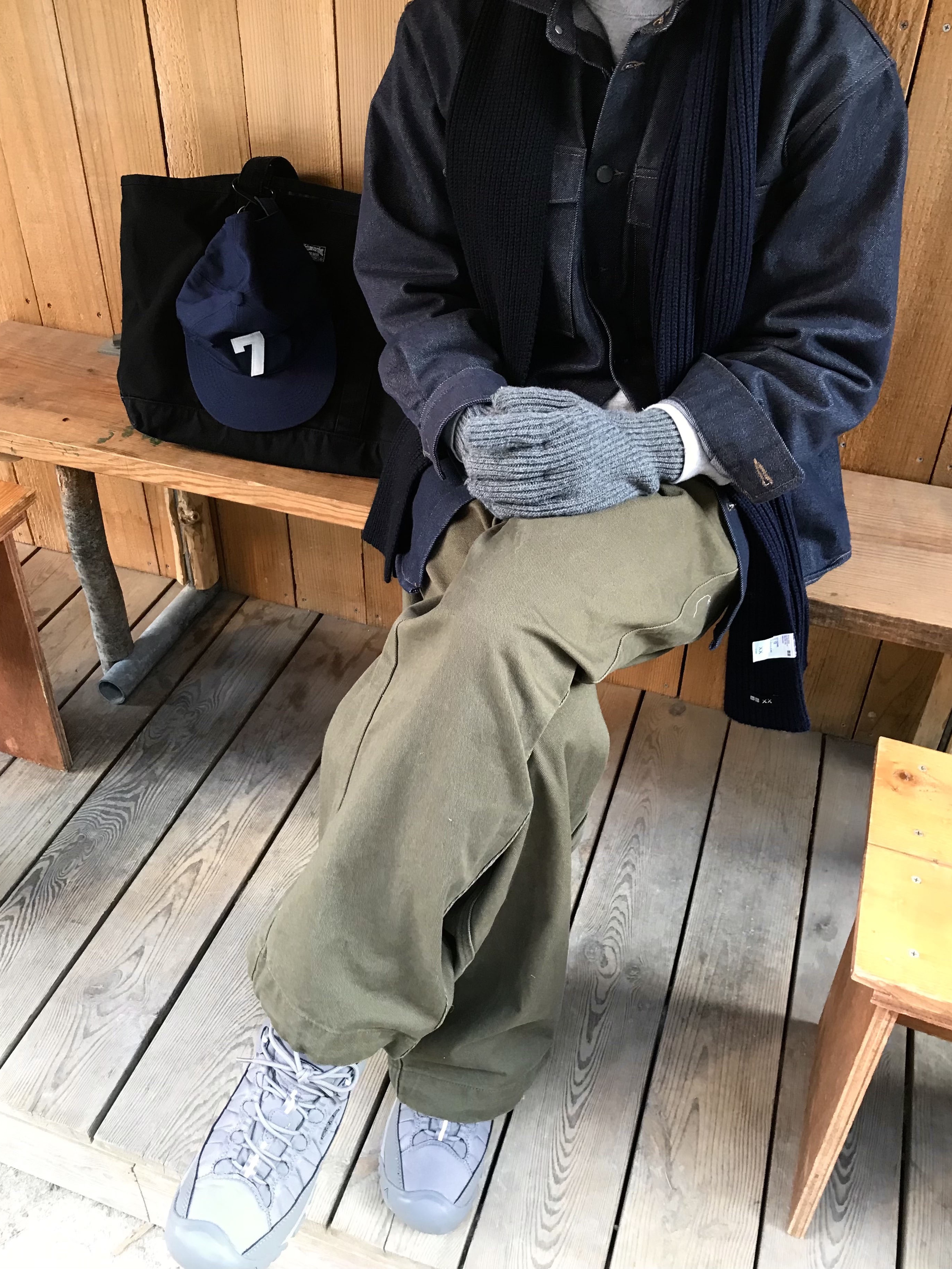 Uniqlo x Kaws Heattech Knit Scarf Navy 착용 스타일 - 3