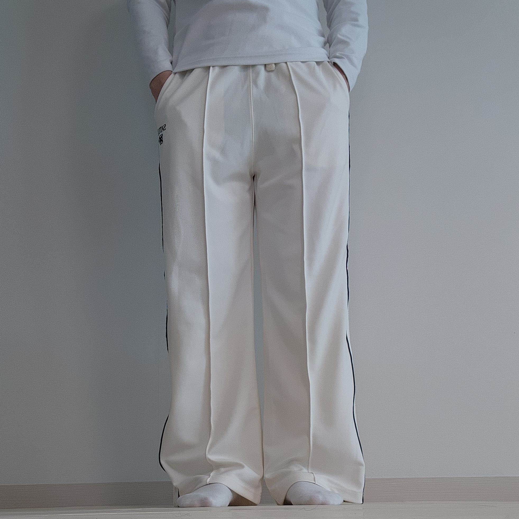 SATUR Essential Lawton Track Pants Cream 착용 스타일 - 2